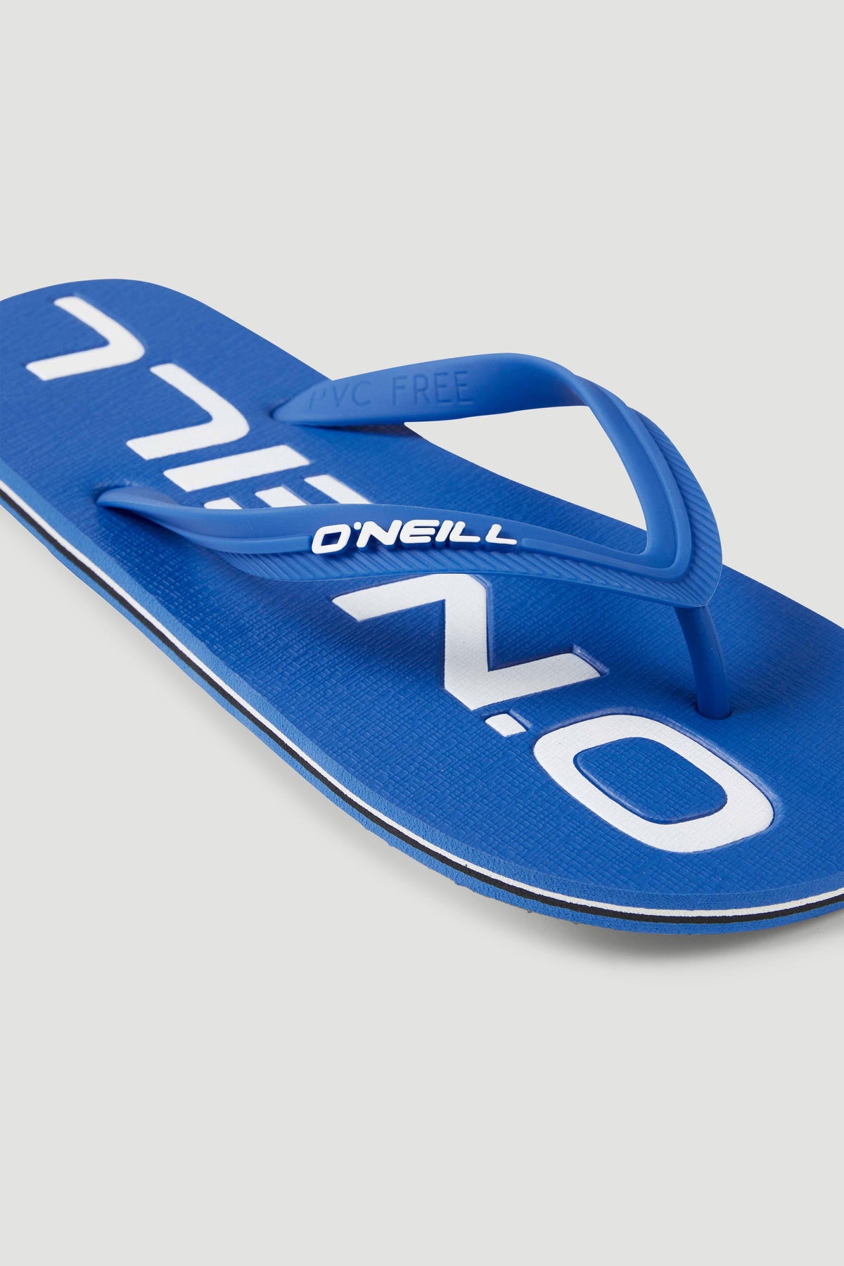 Profile Logo Sandalen für Herren, blau mit Logo-Print in Weiß, Nahaufnahme des Zehenriemens