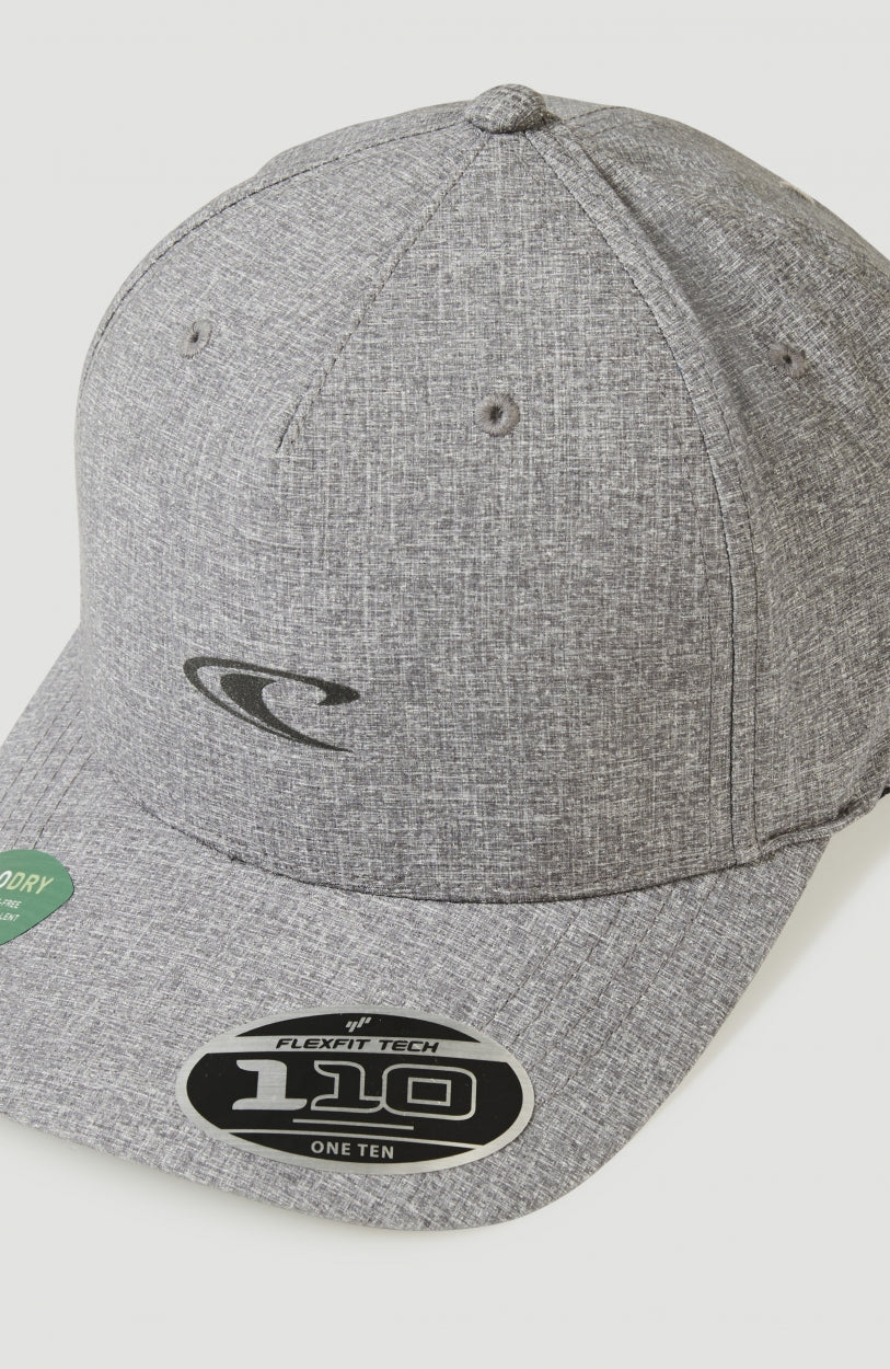 Nahaufnahme der Frontpartie der grauen Hybrid Cap mit Logo und gebogenem Schirm