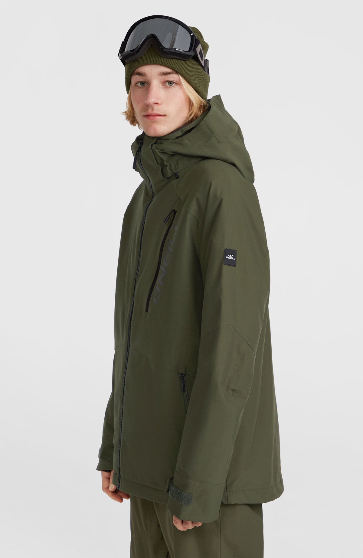 Hammer Skijacke für Herren, grün, Halbprofil am Model mit Reißverschlusstasche an der Brust und Logo-Badge