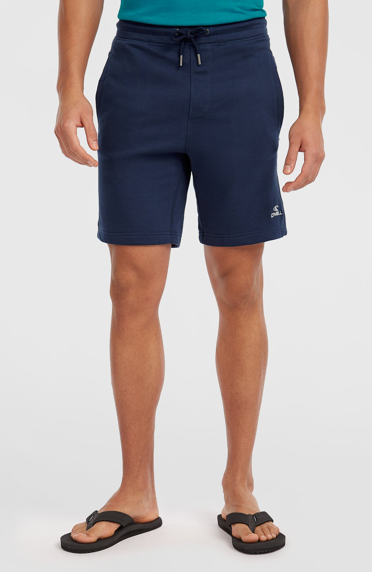 Small Logo Sweatshorts für Herren, blau, Vorderansicht am Model mit Kordelzug am Bund