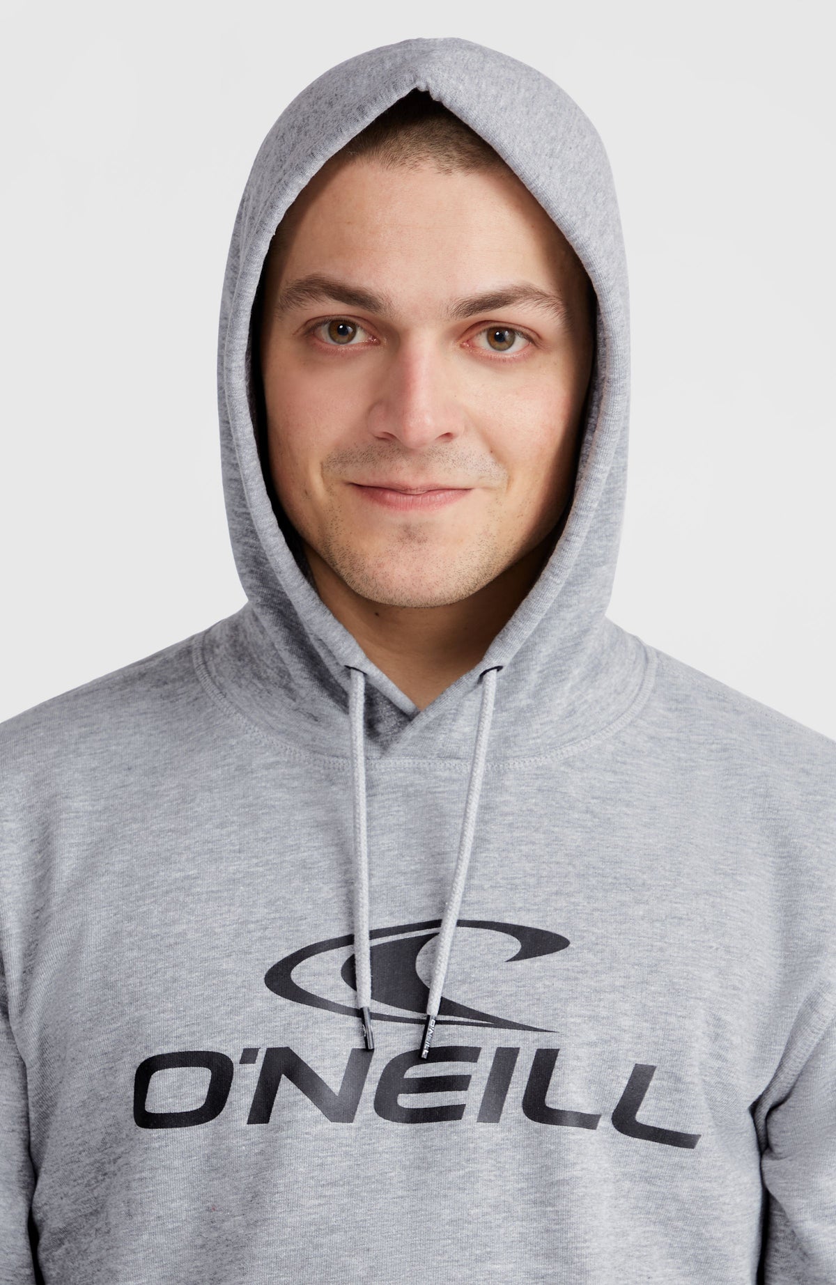 Grauer Logo Hoodie, Nahaufnahme mit aufgesetzter Kapuze und Kordelzug am Model
