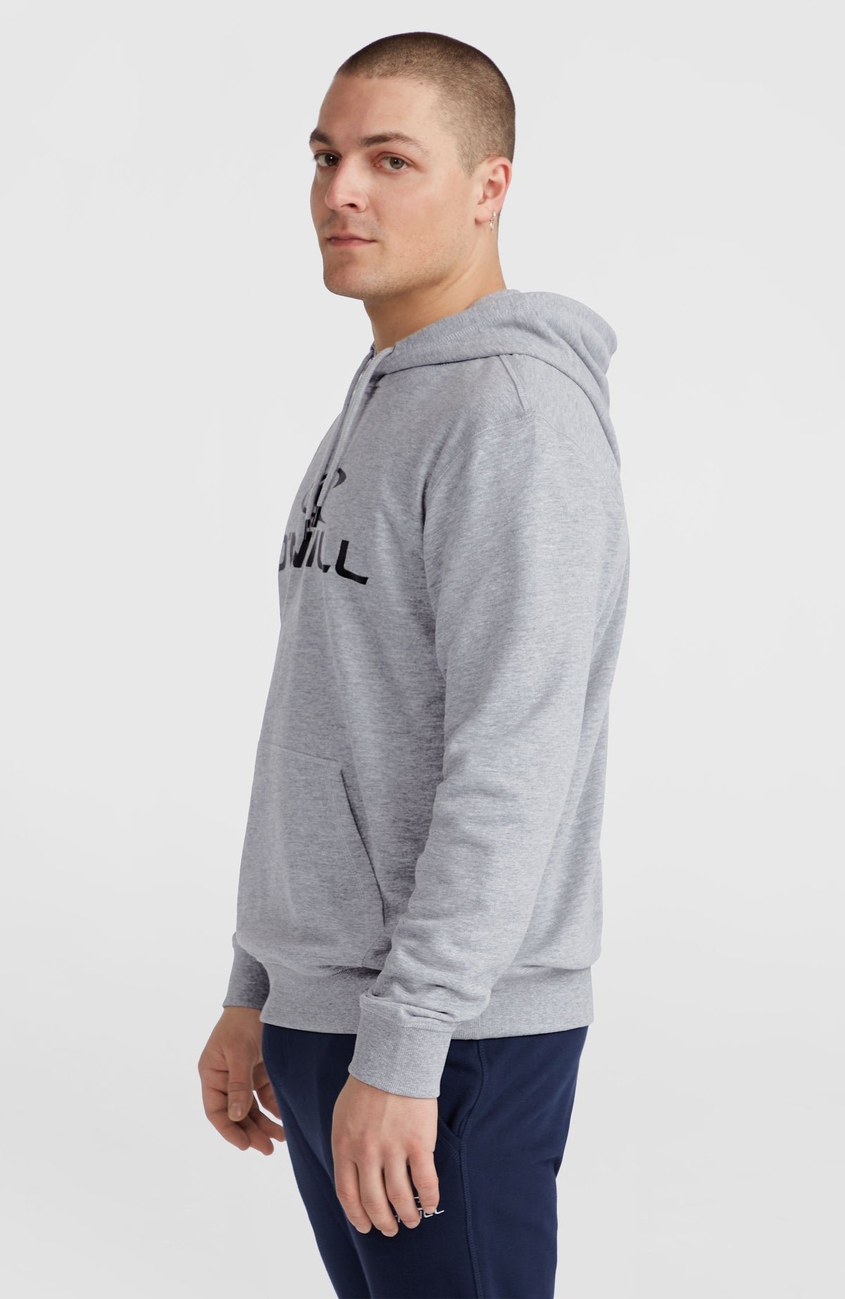 Logo Hoodie für Herren, grau mit Logo-Print in Schwarz, Seitenansicht am Model