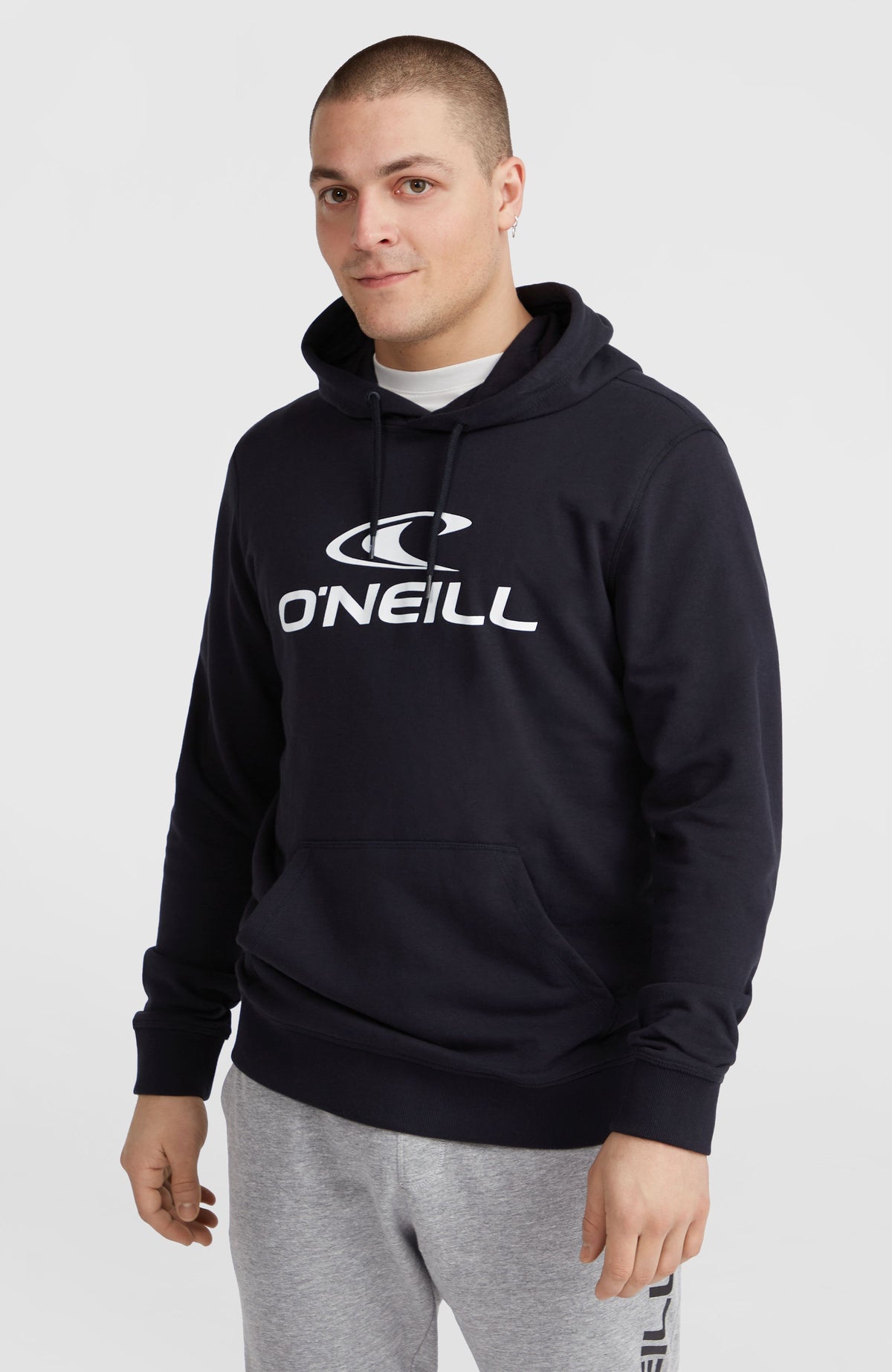 O'Neill Logo Hoodie für Herren, schwarz mit Logo-Print in Weiß, Vorderansicht am Model