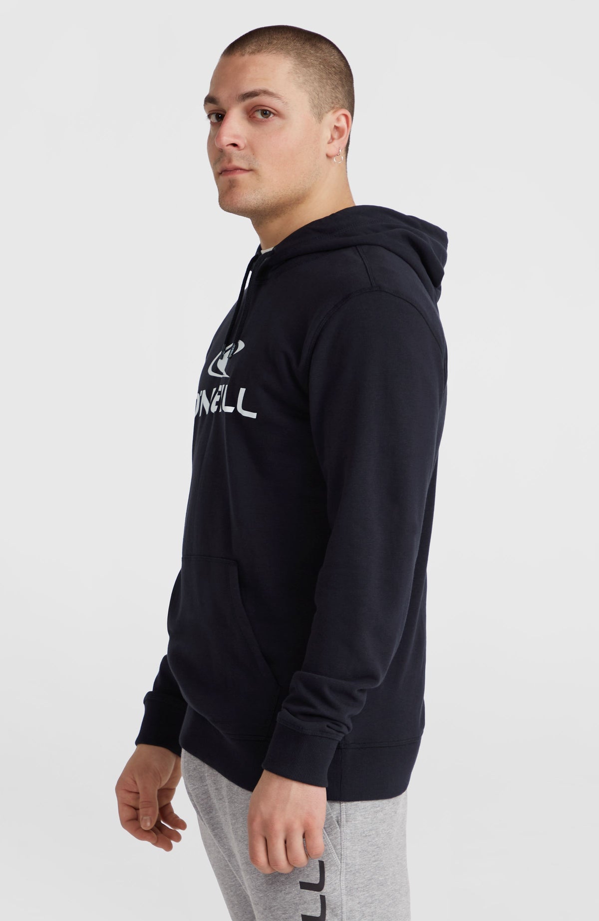 Logo Hoodie für Herren, schwarz mit Logo-Print in Weiß, Seitenansicht am Model