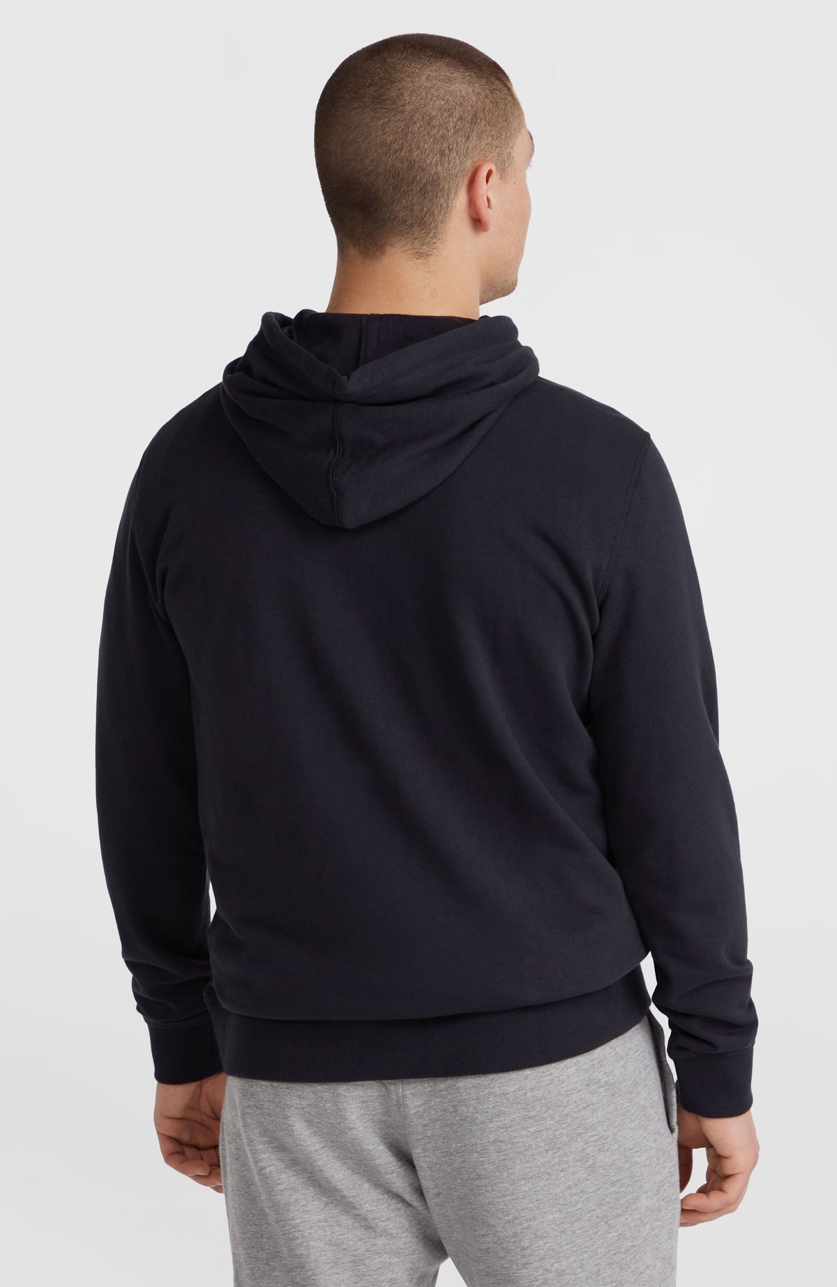 Logo Hoodie für Herren, schwarz, Rückansicht am Model mit Kapuze und Rippbündchen