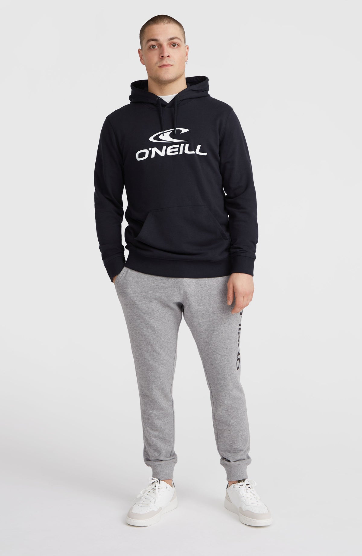 Logo Hoodie für Herren, schwarz mit Logo-Print in Weiß, Ganzkörperansicht am Model