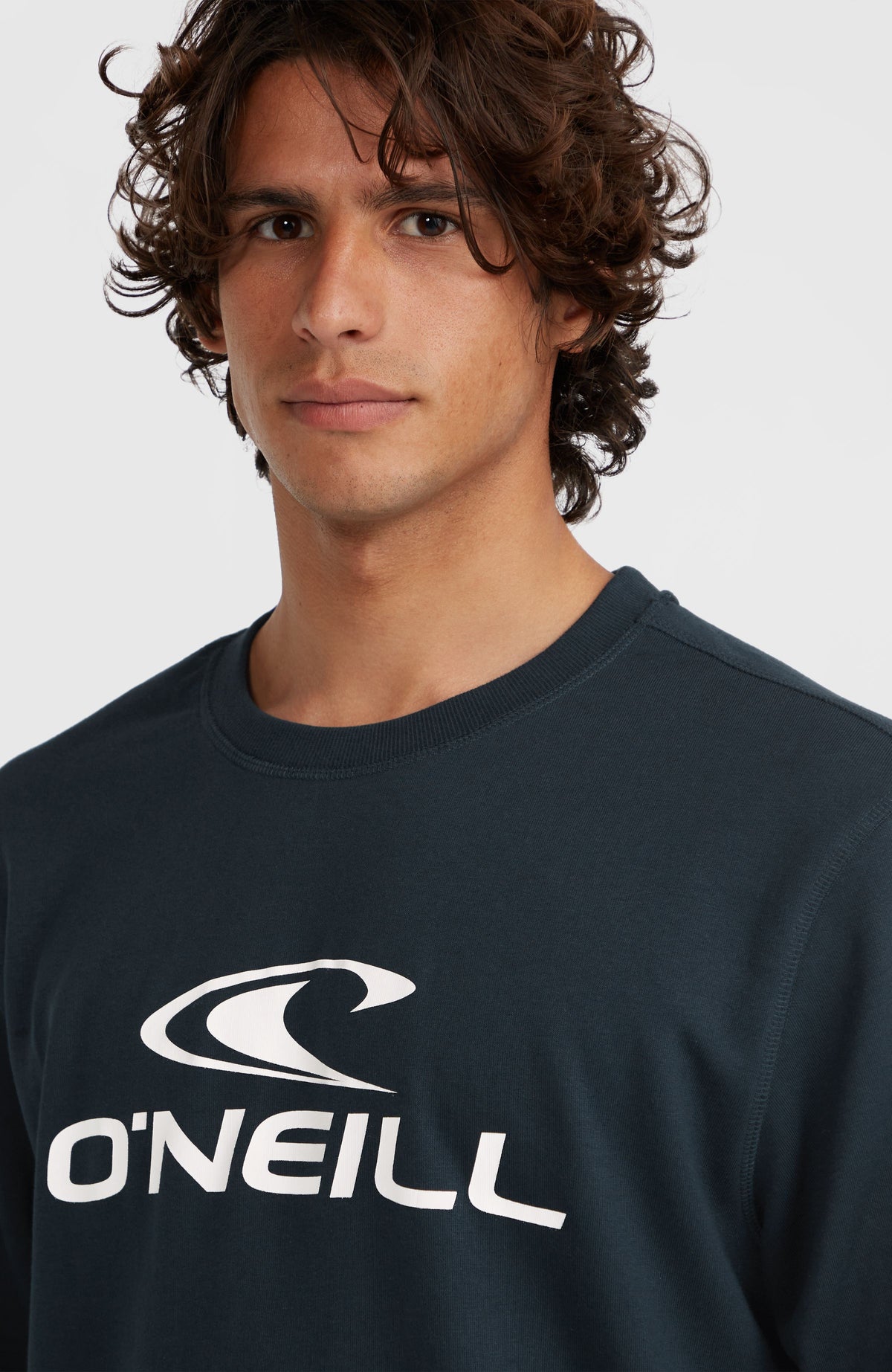 Logo Crew Sweatshirt für Herren, blau mit Logo-Print in Weiß, Nahaufnahme von Rundhalsausschnitt und Print