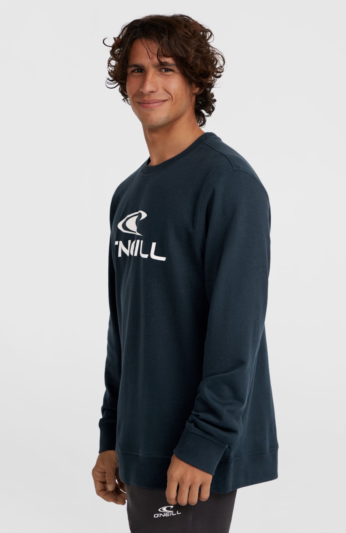 Logo Crew Sweatshirt für Herren, blau mit Logo-Print in Weiß, seitliche Ansicht am Model mit Ärmelbündchen