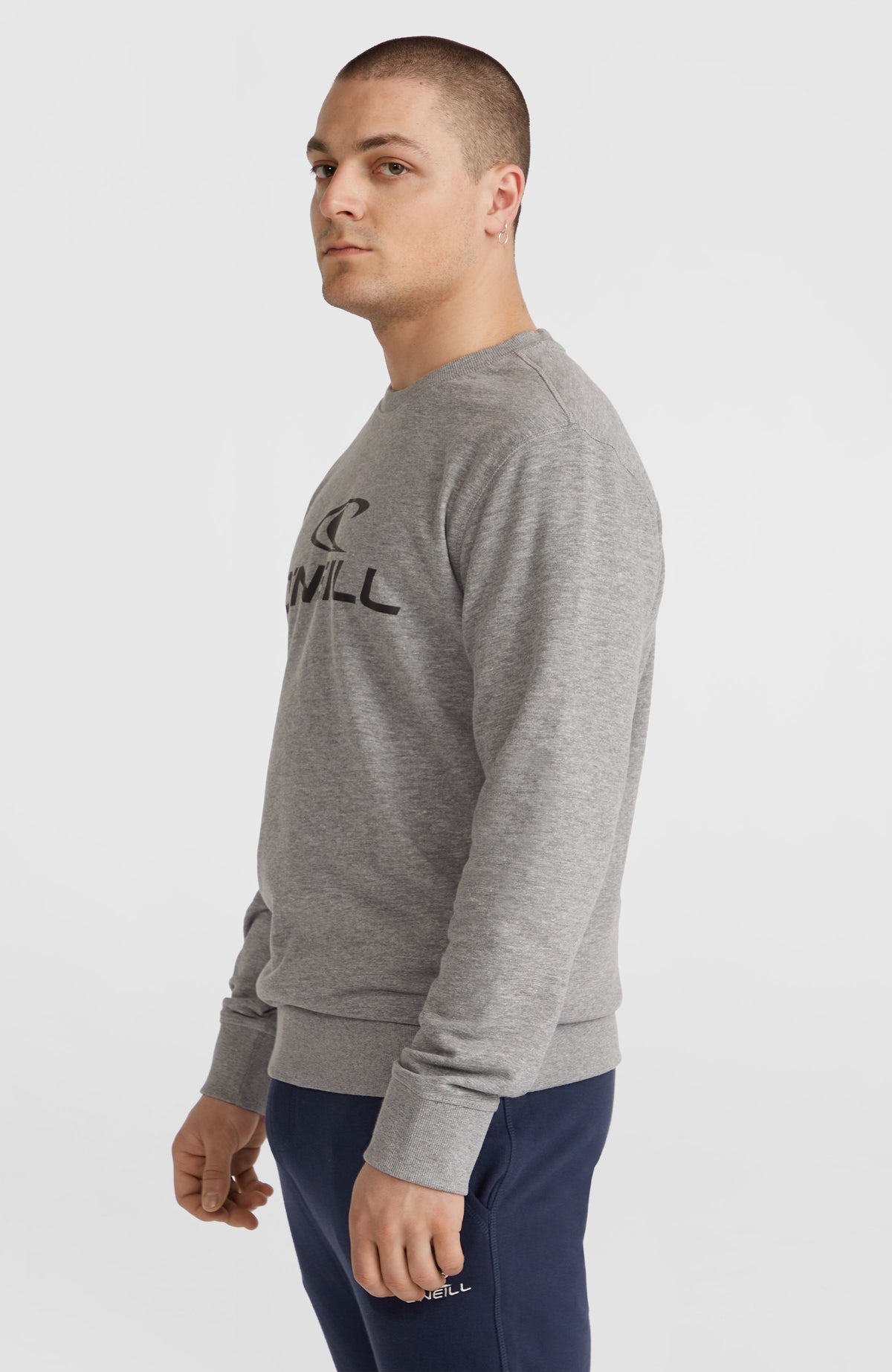 Logo Crew Sweatshirt für Herren, grau mit Logo-Print in Schwarz, Seitenansicht am Model