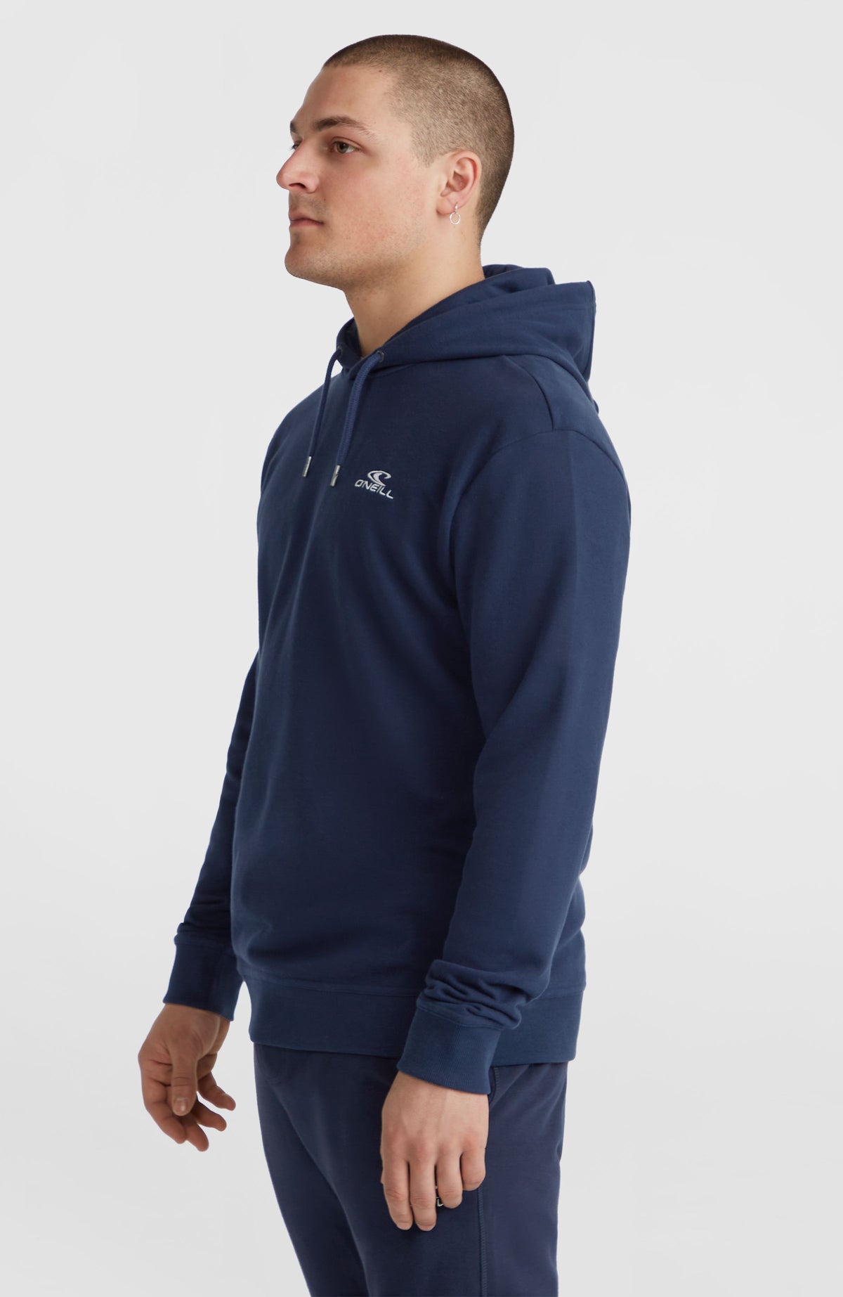 Small Logo Hoodie für Herren, blau mit Logo-Print in Weiß, Seitenansicht am Model mit geripptem Bündchen