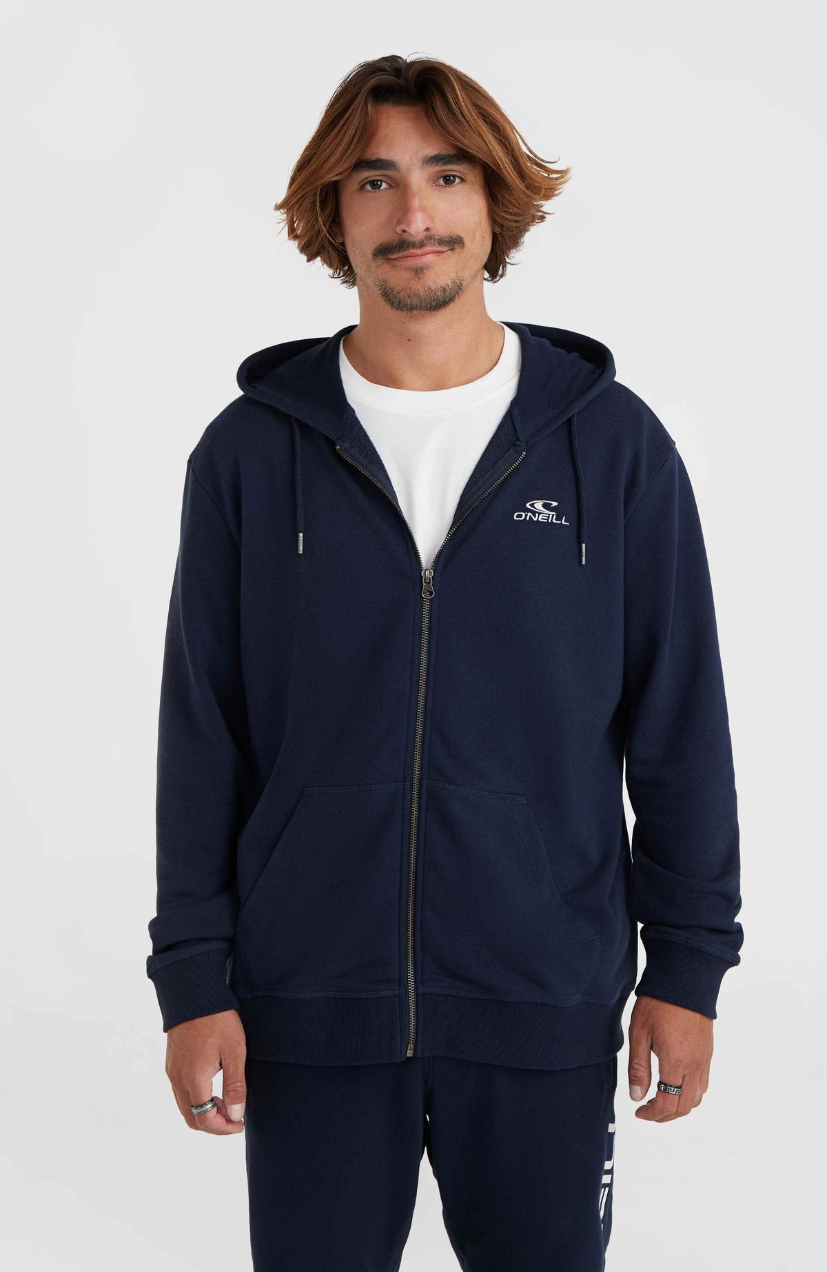 O'Neill Small Logo Kapuzenjacke mit Reißverschluss für Herren, blau mit Logo-Print in Weiß, Vorderansicht am Model