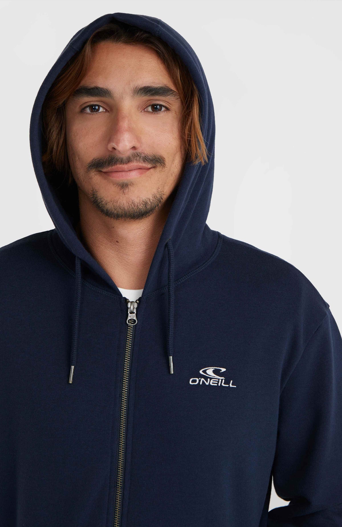 Blaue Small Logo Kapuzenjacke für Herren mit Logo-Print in Weiß, Nahaufnahme von Kapuze und Kordelzug am Model