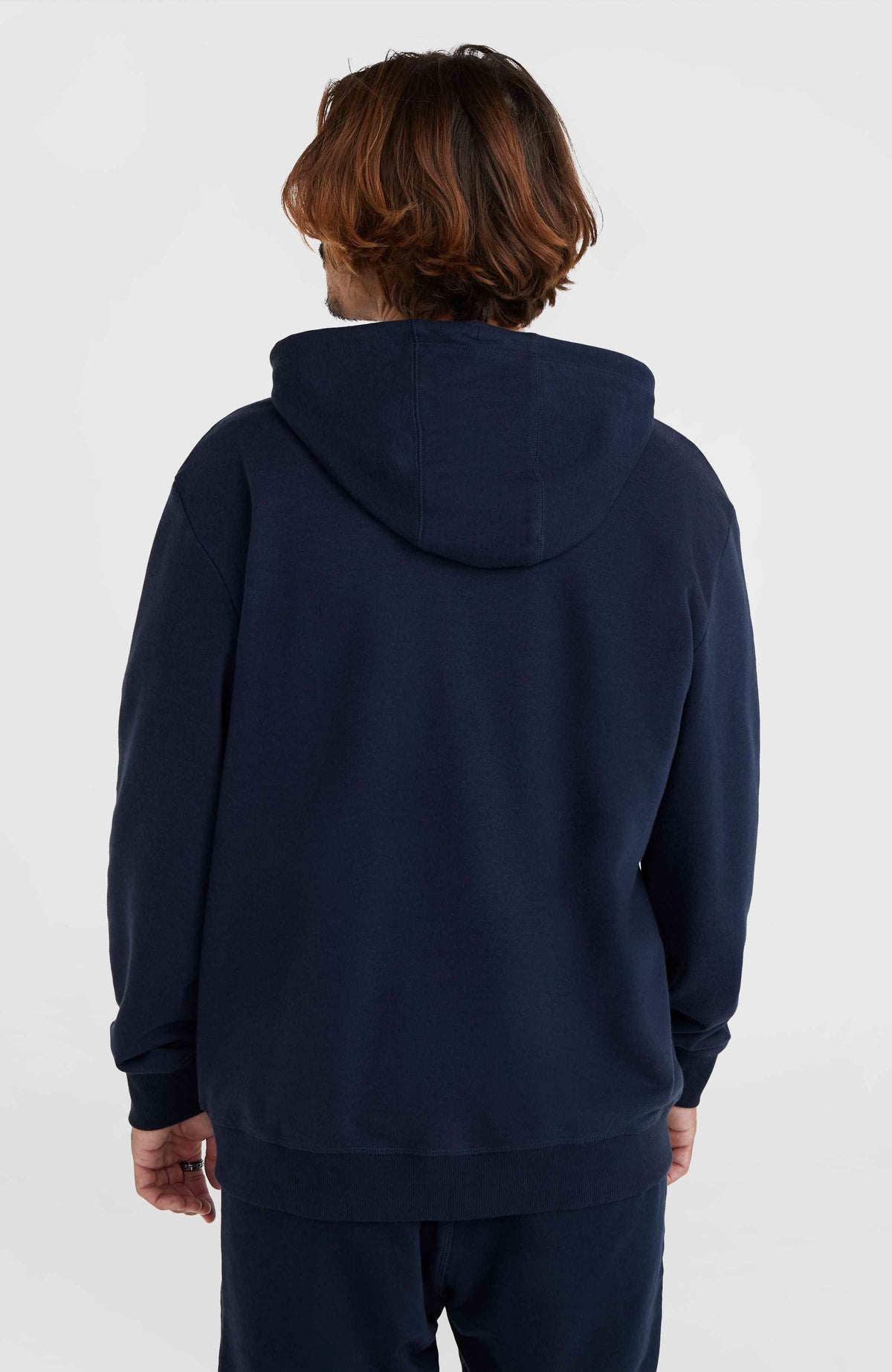 Blaue Small Logo Kapuzenjacke für Herren mit Logo-Print in Weiß, Rückansicht am Model mit Kapuze und geripptem Saum