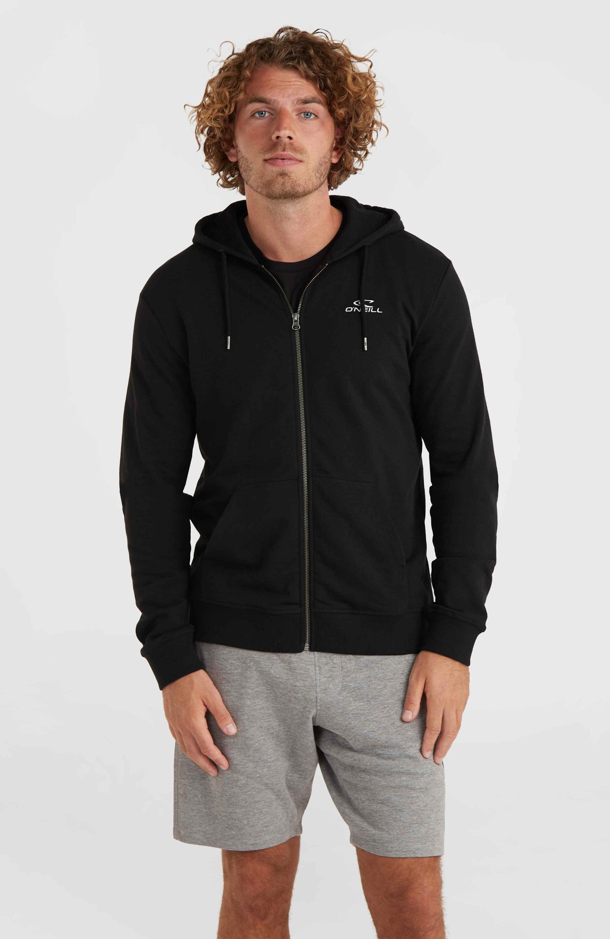 O'Neill Small Logo Kapuzenjacke mit Reißverschluss für Herren, schwarz mit Logo-Print in Weiß, Vorderansicht am Model