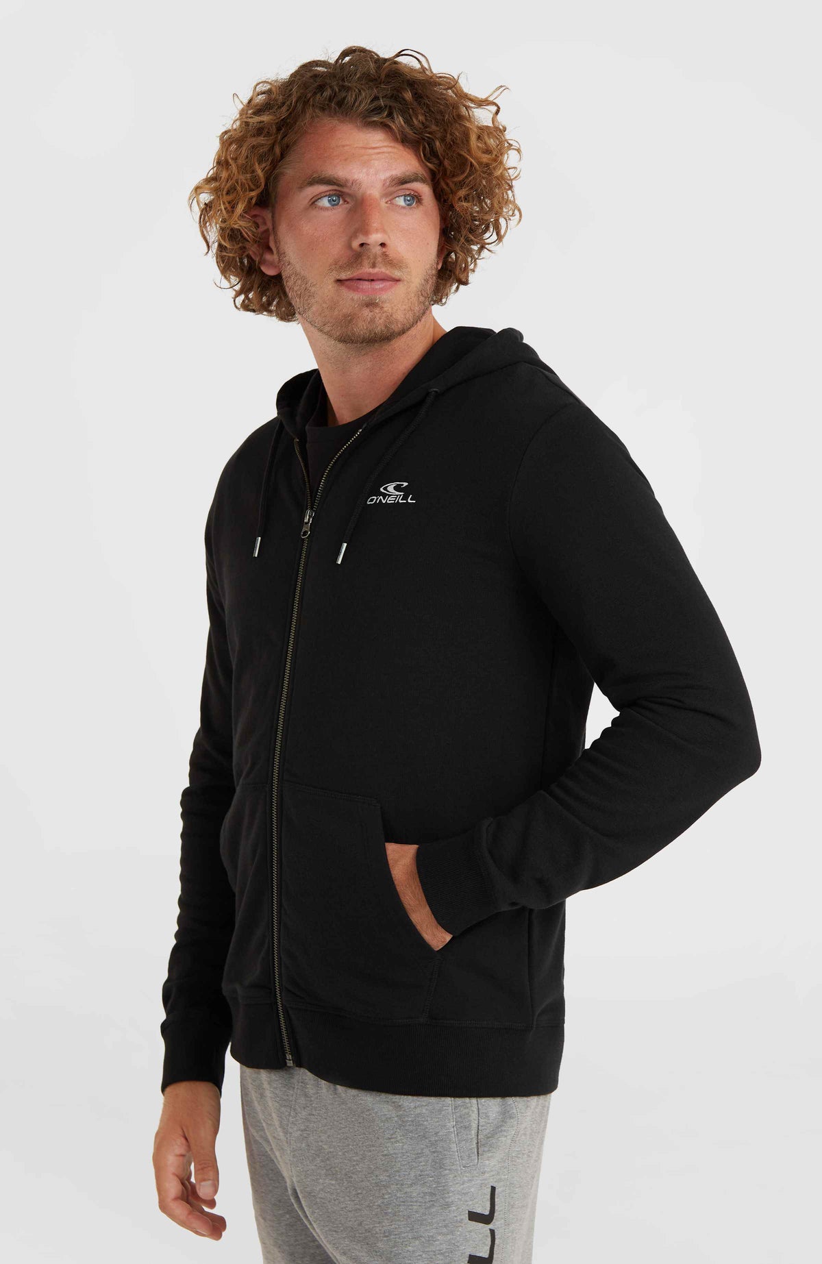Schwarze Small Logo Kapuzenjacke für Herren mit Logo-Print in Weiß, Halbprofil am Model mit Kängurutasche