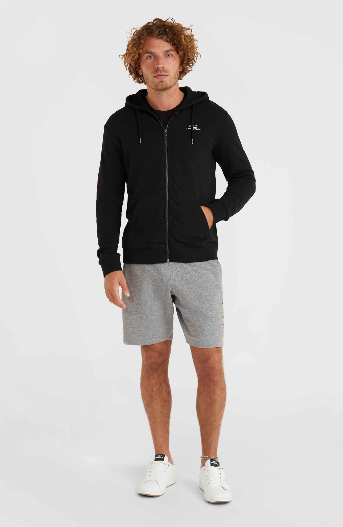 Schwarze Small Logo Kapuzenjacke für Herren mit Logo-Print in Weiß, Gesamtansicht von vorne am Model