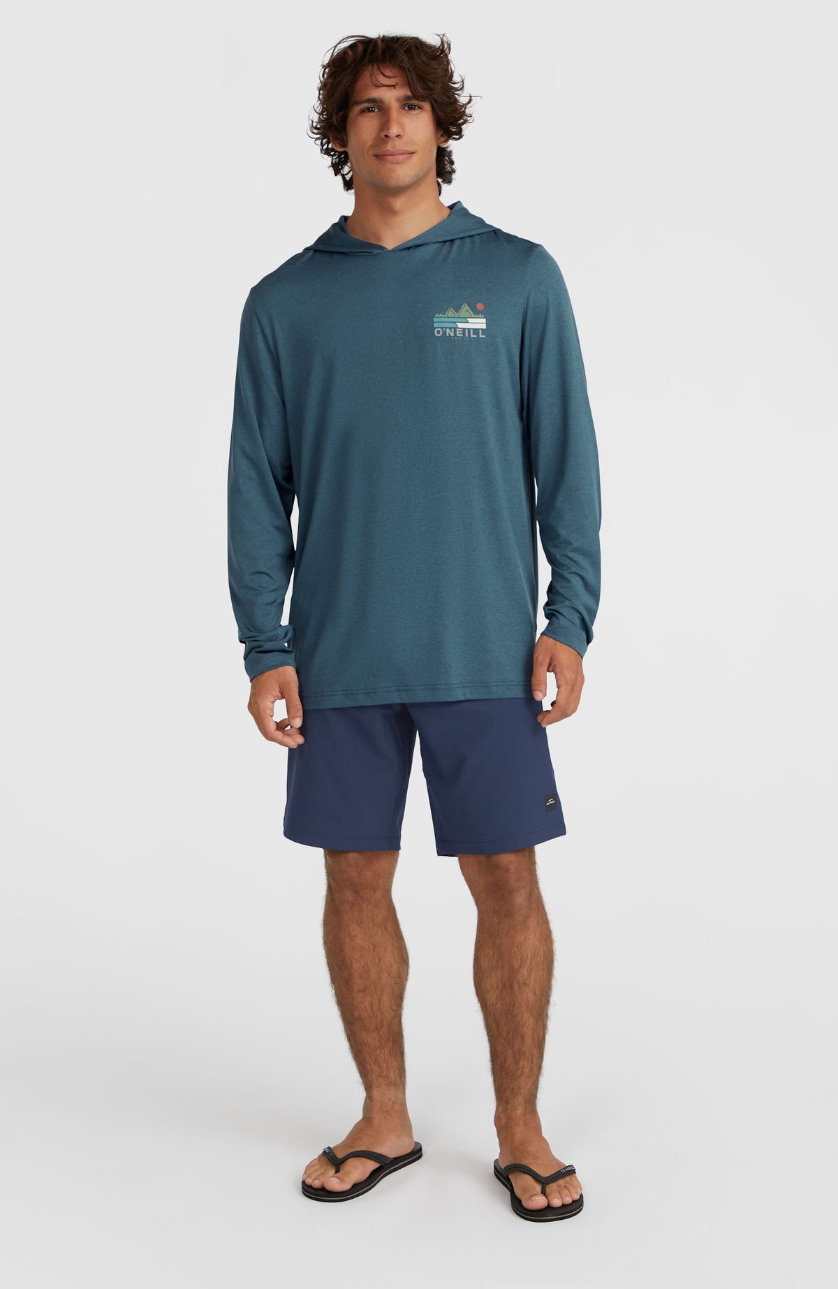 O'Neill Hybrid Chino-Shorts für Herren, blau, getragen am Model, Vorderansicht in voller Länge