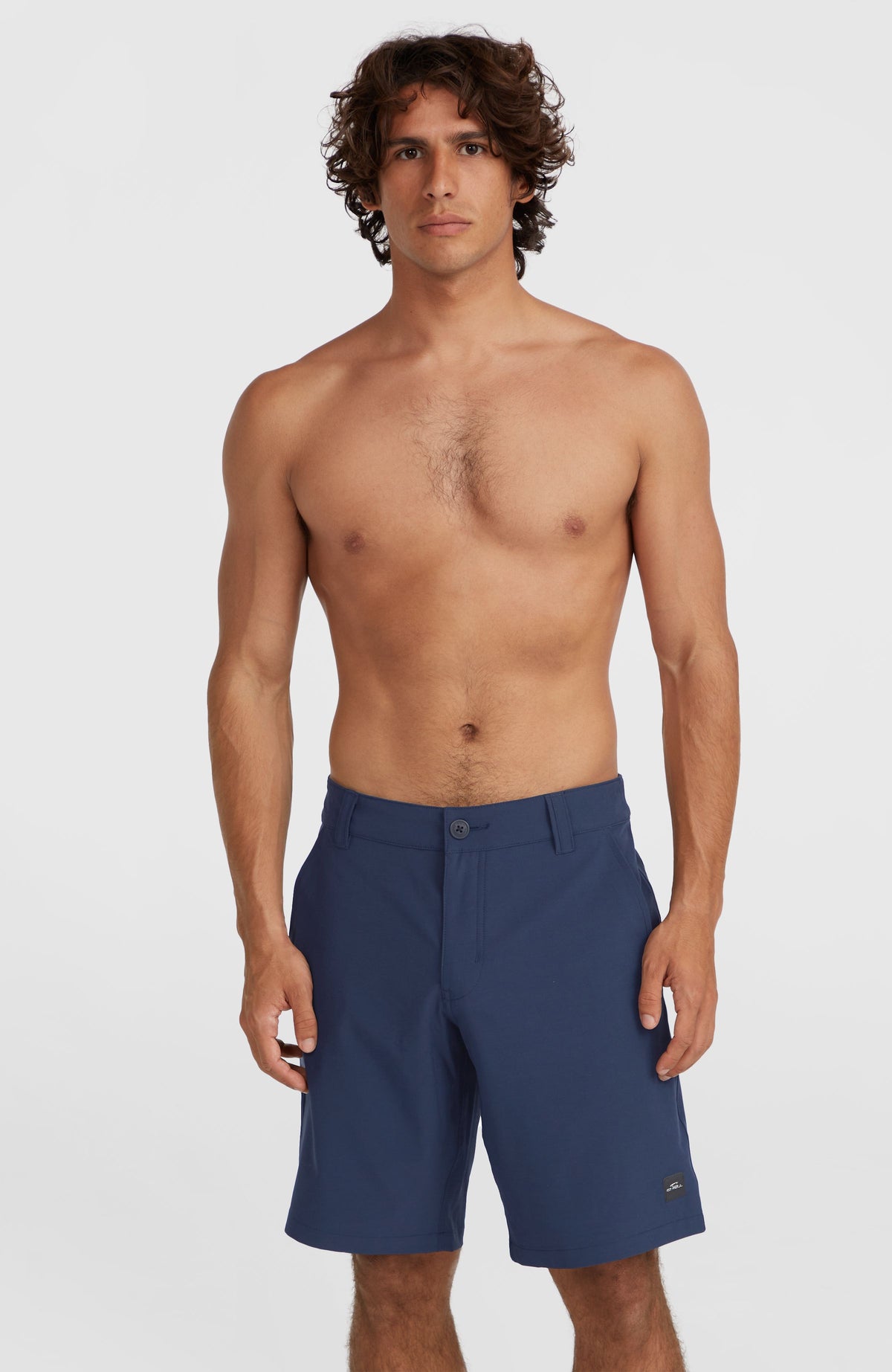 Hybrid Chino-Shorts für Herren, blau, Vorderansicht am Model mit Verschlussknopf und Hosenbund