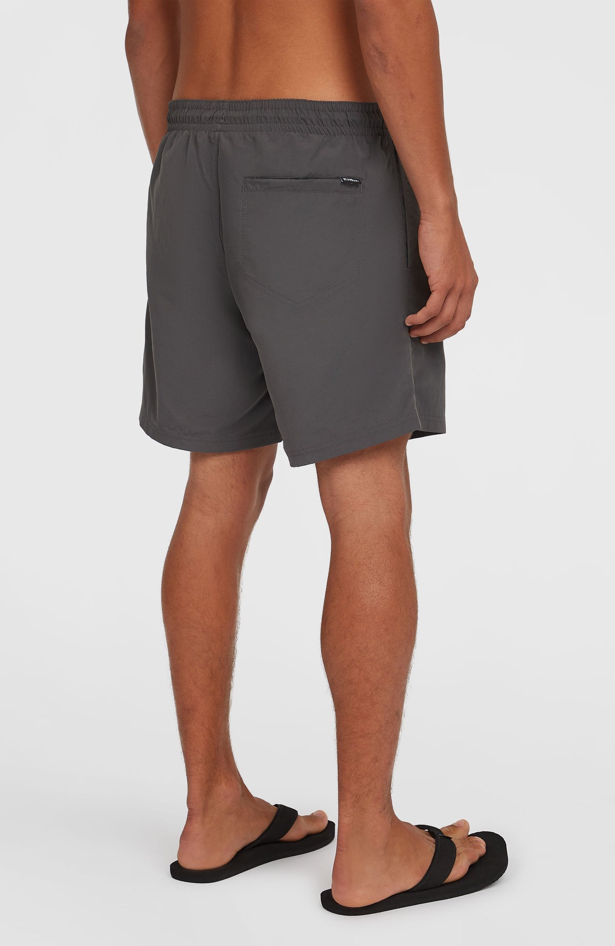 Vert 16" Badehose für Herren, grau, Rückansicht am Model mit aufgesetzter Gesäßtasche