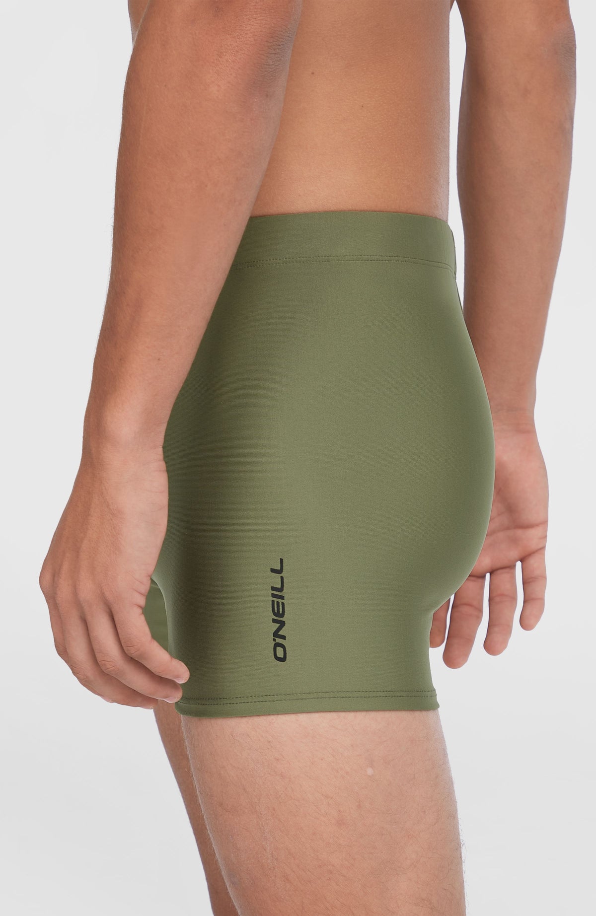 Essentials Racer Badehose für Herren, grün, Seitenansicht am Model mit vertikalem Logo-Schriftzug