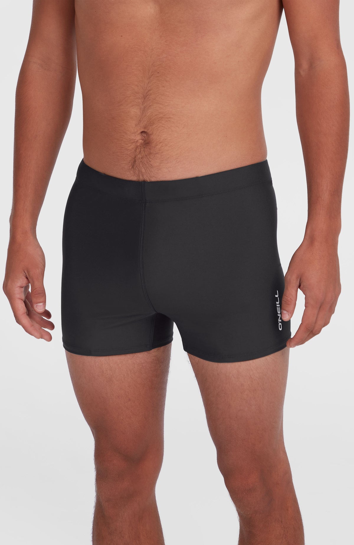O'Neill Essentials Racer Badehose für Herren, schwarz, Vorderansicht am Model mit dezentem Logo-Print
