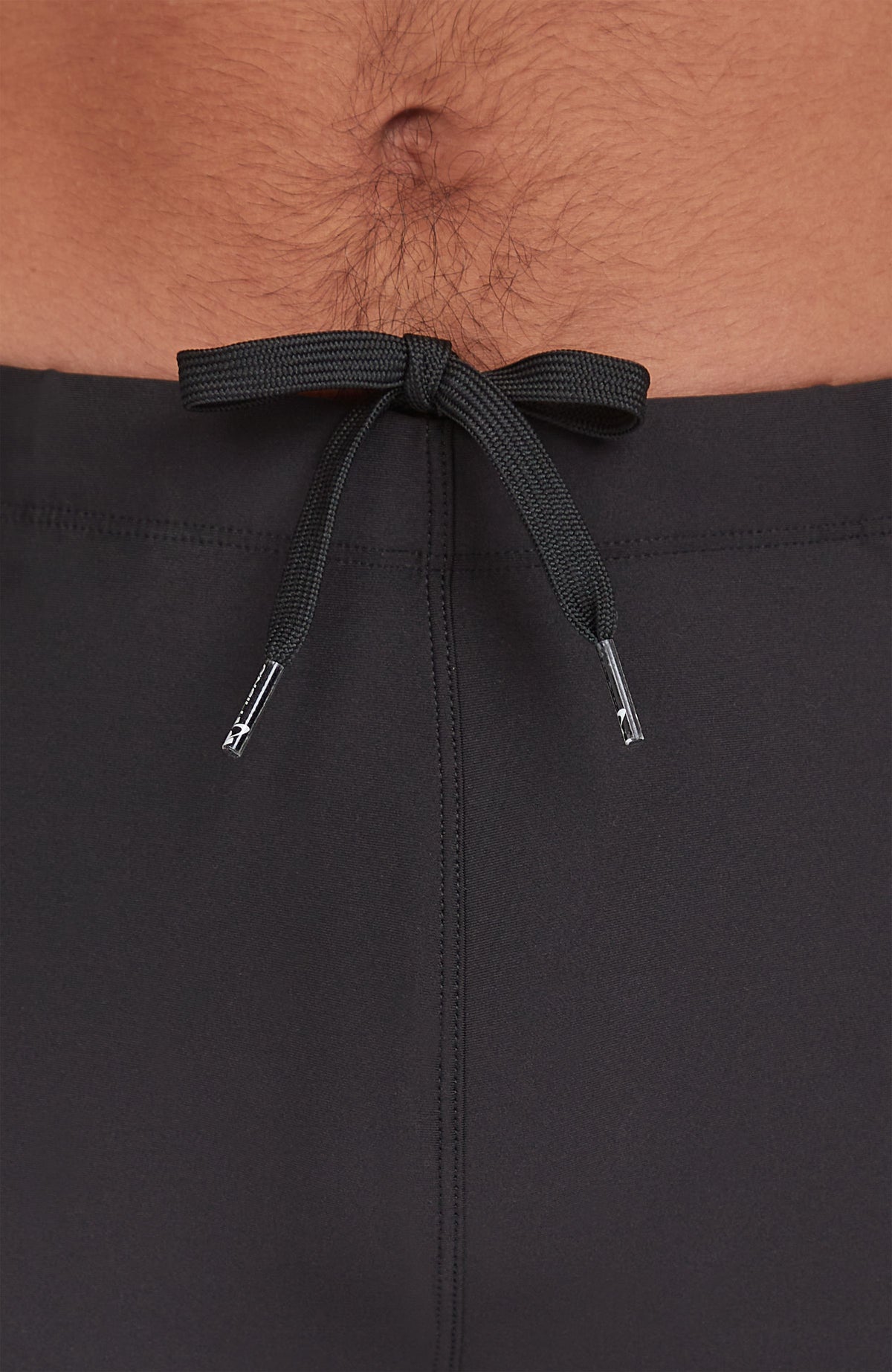 Nahaufnahme von elastischem Bund und Kordelzug der schwarzen Essentials Racer Badehose für Herren