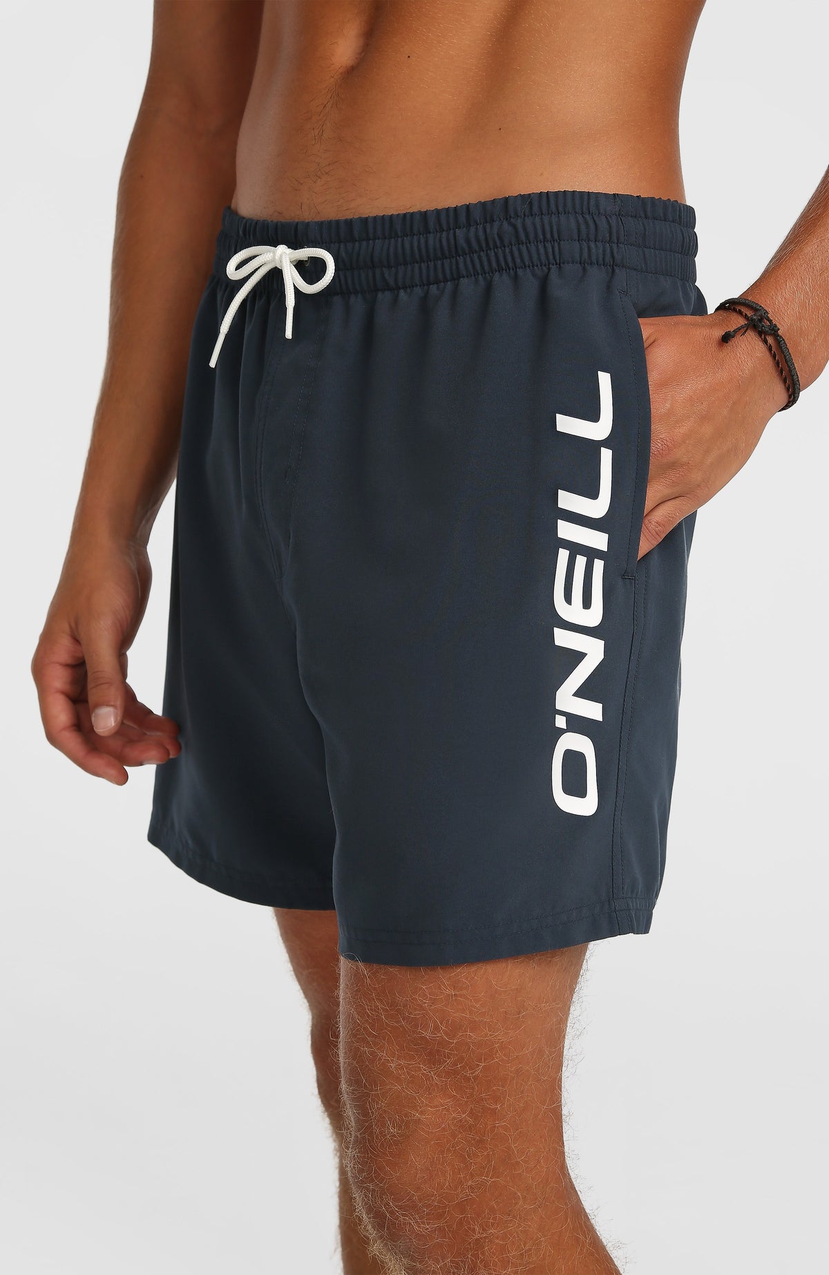 Logo 16" Badehose für Herren, blau mit Logo-Print in Weiß, Nahaufnahme von der Seite mit Seitentasche