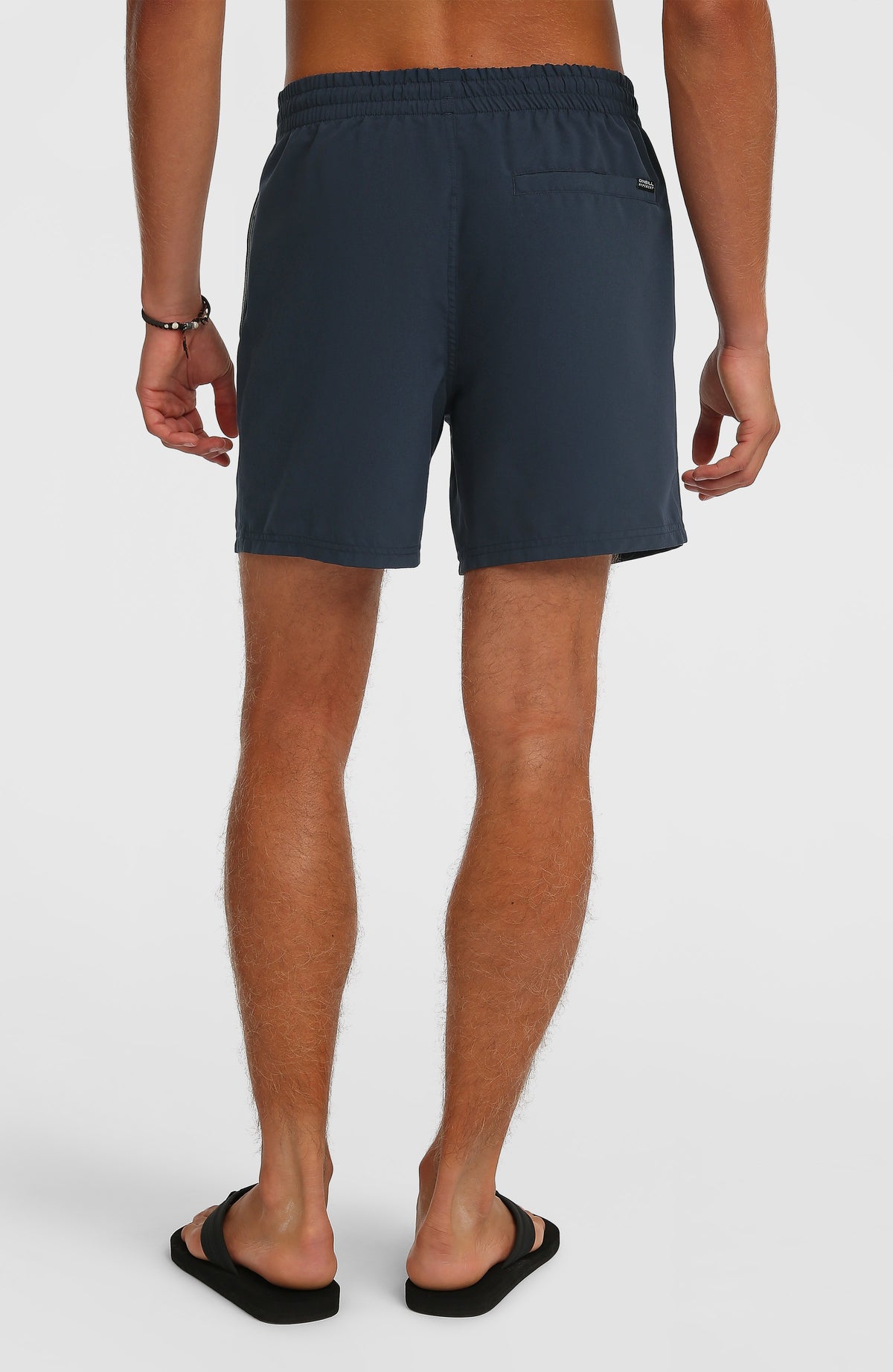 Logo 16" Badehose für Herren, blau mit Logo-Print in Weiß, Rückansicht getragen am Model mit Gesäßtasche
