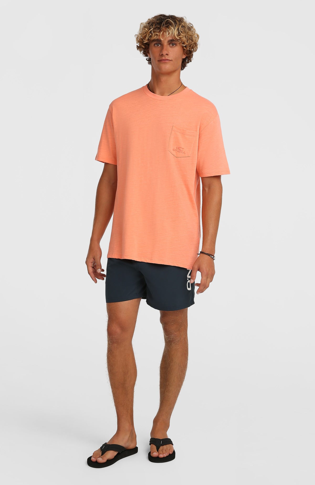 Logo 16" Badehose für Herren, blau mit Logo-Print in Weiß, Ganzkörperansicht getragen am Model mit T-Shirt