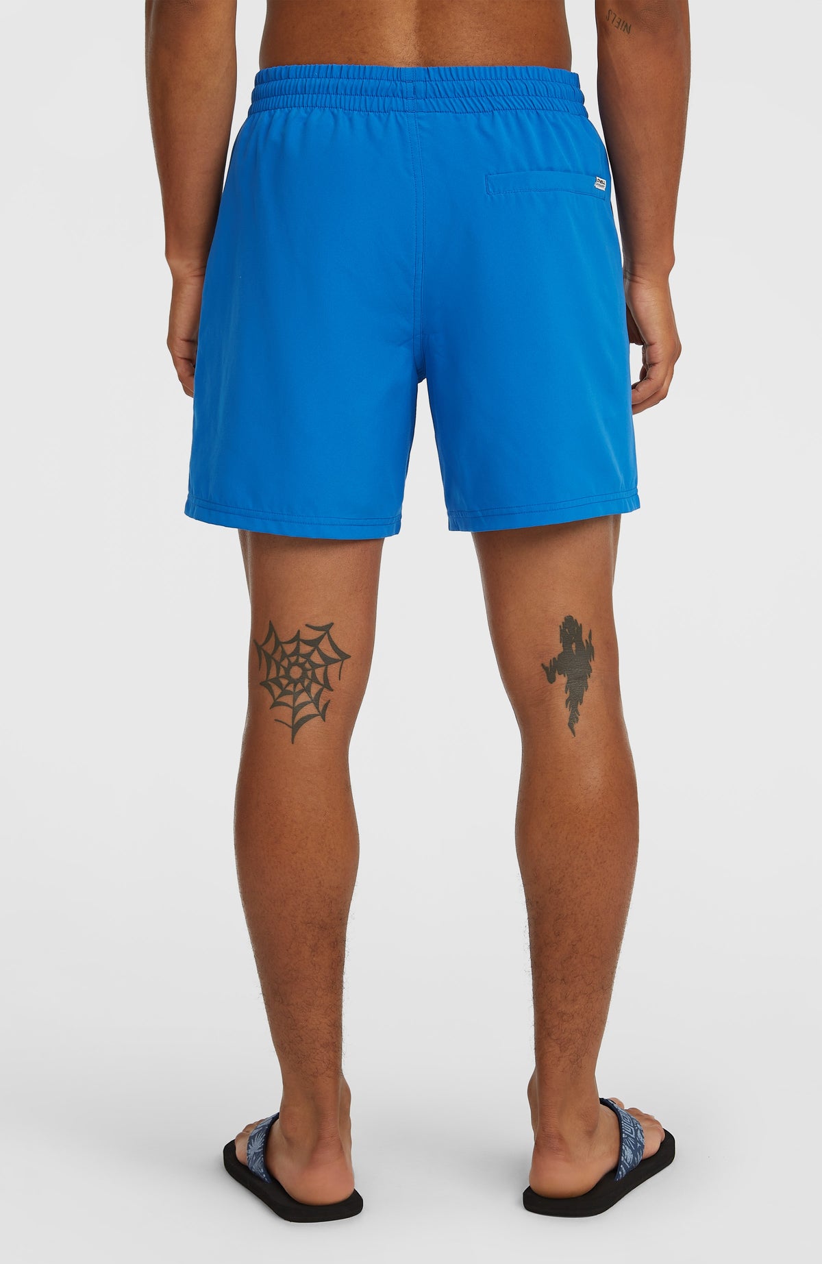 Logo 16" Badehose für Herren, blau mit Logo-Print in Weiß, Rückansicht mit Gesäßtasche, getragen am Model