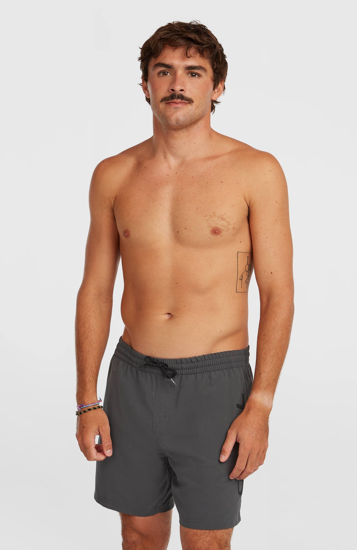 O'Neill Logo 16" Badehose für Herren, grau, Vorderansicht am Model mit Kordelzug am Bund