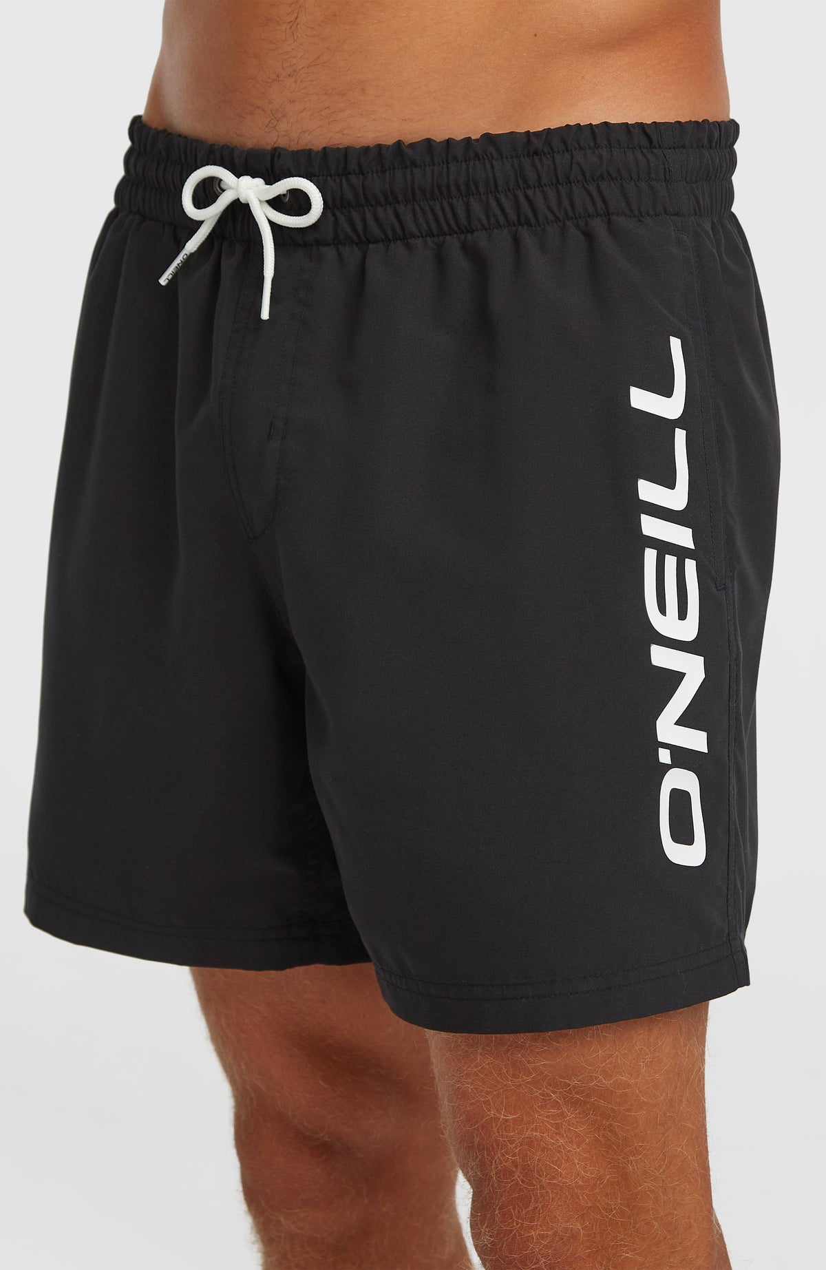 Schwarze Logo 16" Badehose für Herren mit Logo-Print in Weiß, Nahaufnahme von Bund und Kordelzug am Model