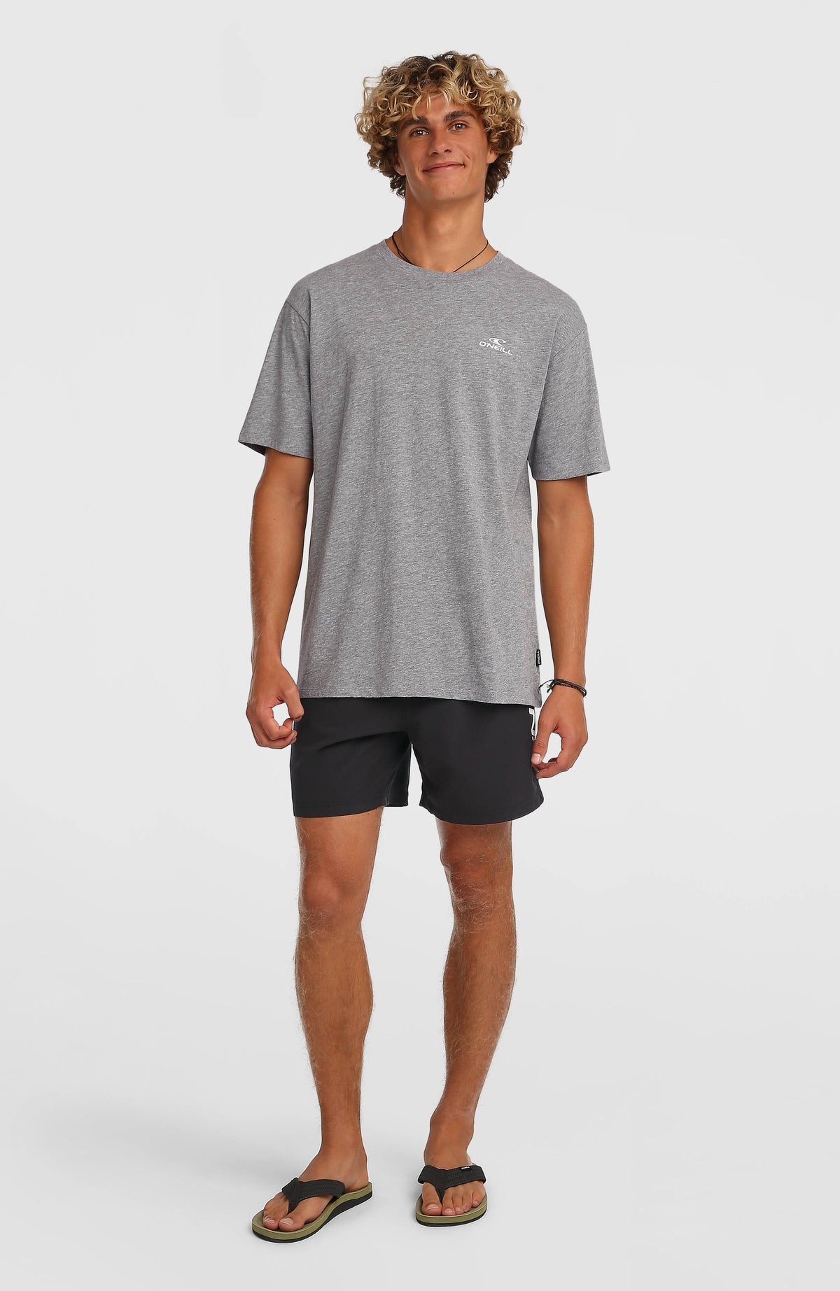Schwarze Logo 16" Badehose für Herren mit Logo-Print in Weiß, Ganzkörperansicht von vorne getragen am Model