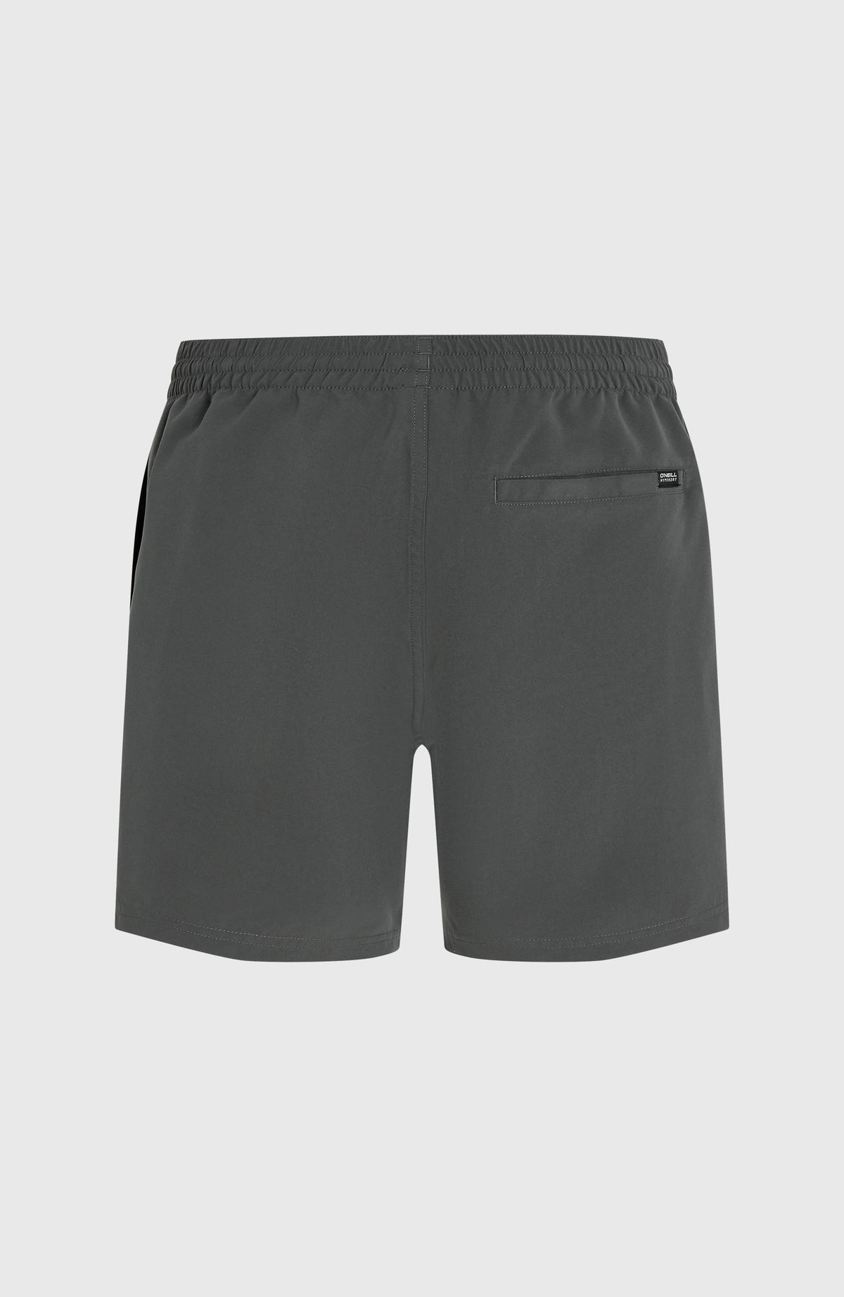 Cali 16" Badehose für Herren in Grau, freigestellt von hinten mit eingesetzter Gesäßtasche und Logo-Label