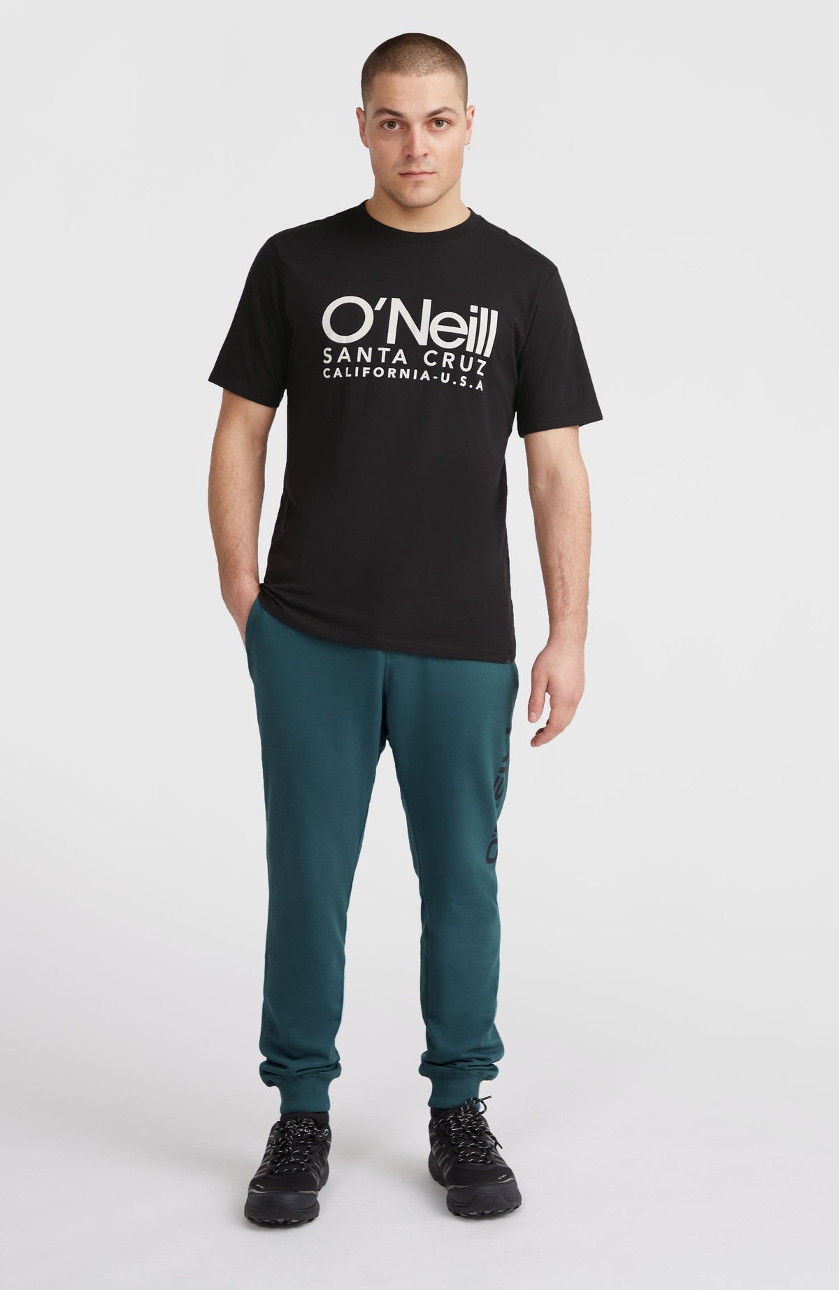 Cali Original T-Shirt für Herren, schwarz mit Logo-Print in Weiß, Ganzkörperansicht am Model