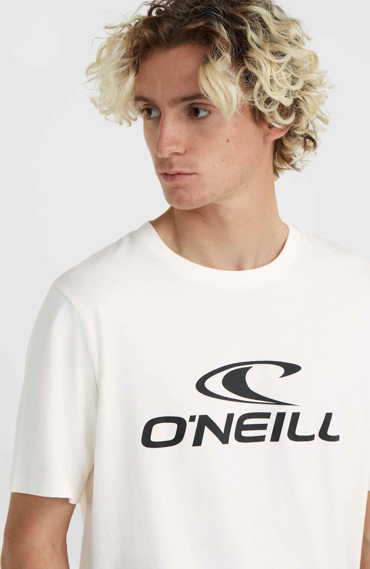 Logo T-Shirt für Herren, weiß mit Logo-Print in Schwarz, Nahaufnahme von Rundhalsausschnitt und Print