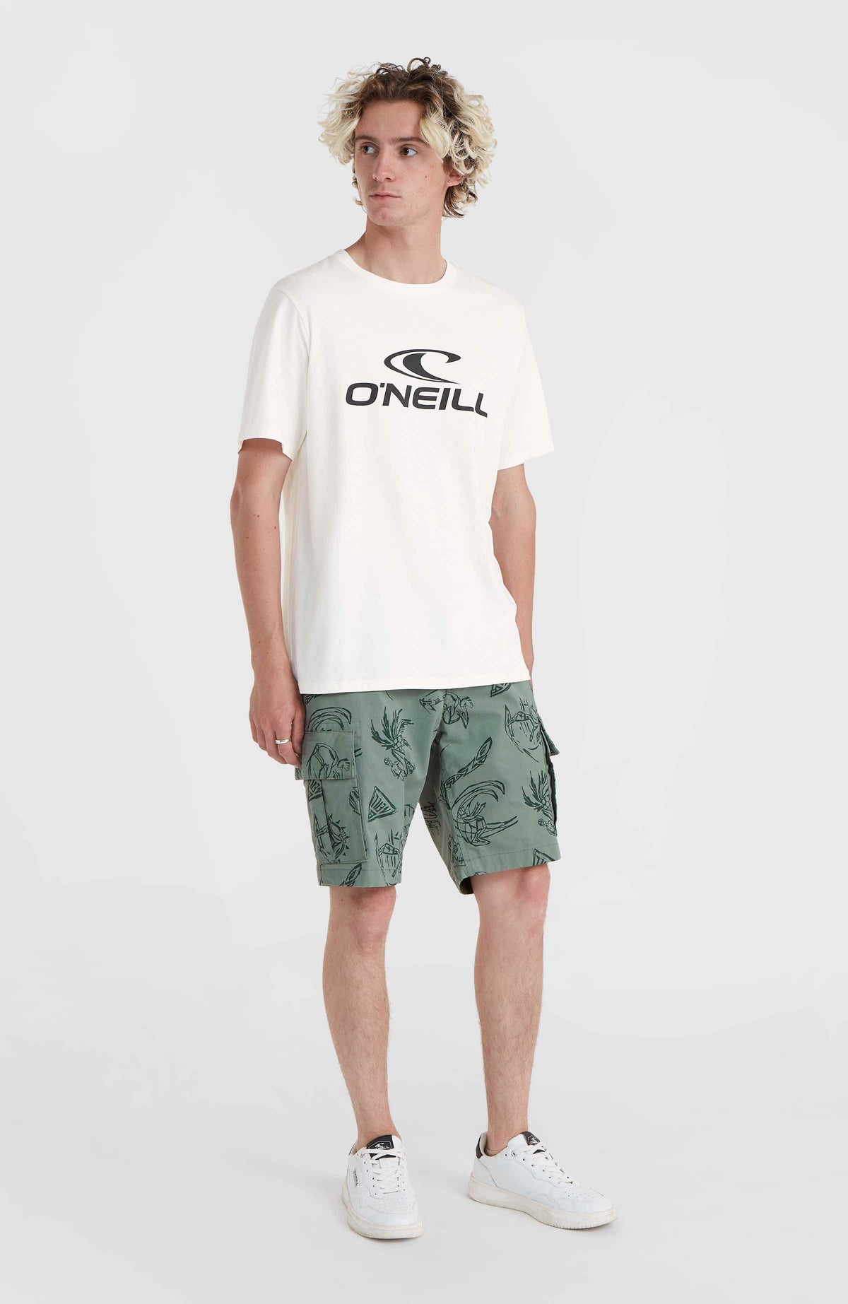 Logo T-Shirt für Herren, weiß mit Logo-Print in Schwarz, Ganzkörperansicht am Model