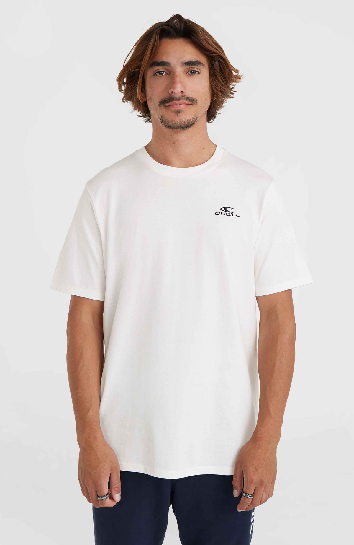 O'Neill Small Logo T-Shirt für Herren, weiß mit Logo-Print in Schwarz, Vorderansicht am Model