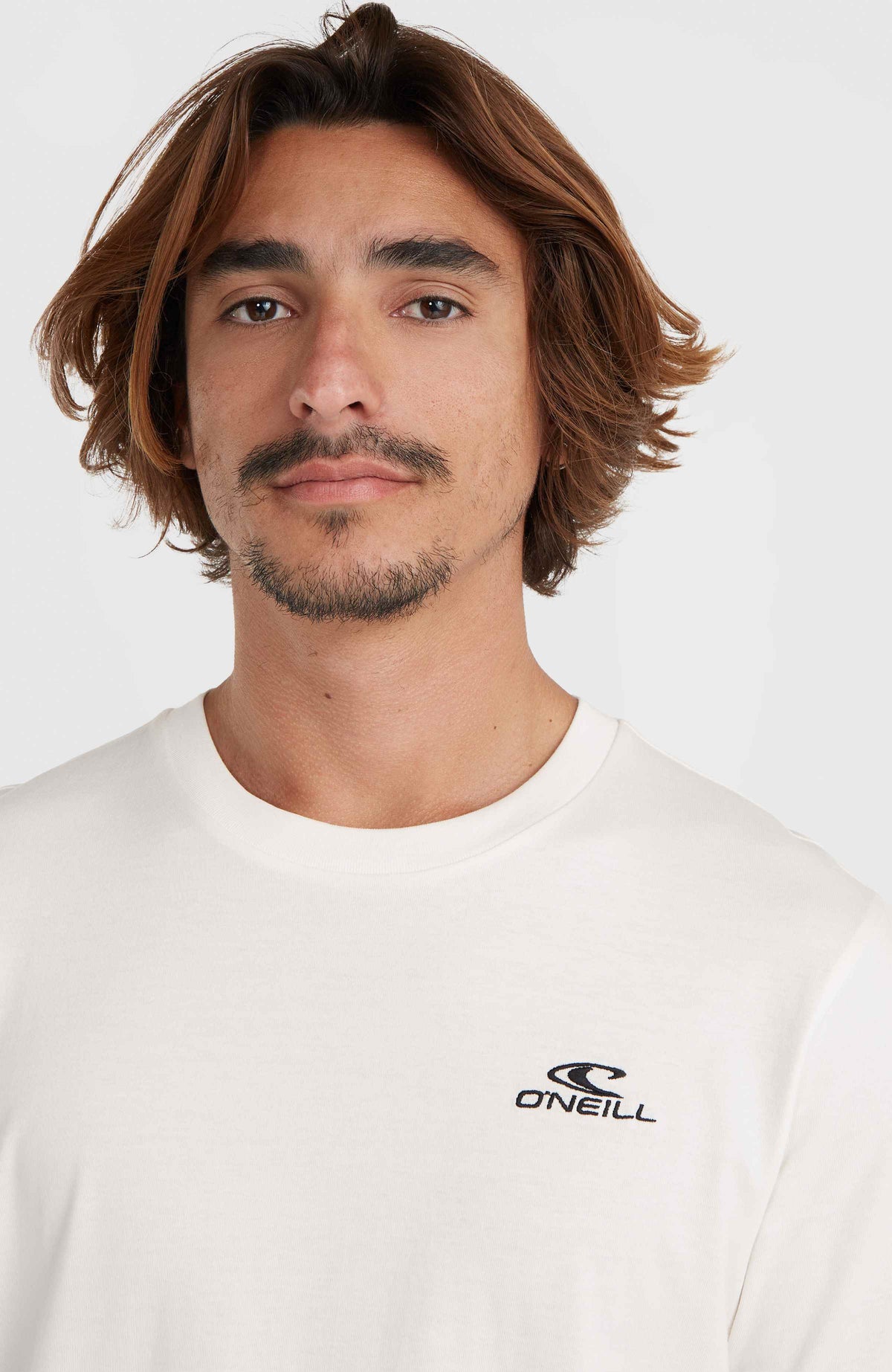 Small Logo T-Shirt für Herren, weiß, Nahaufnahme von Rundhalsausschnitt und Logo-Print in Schwarz am Model