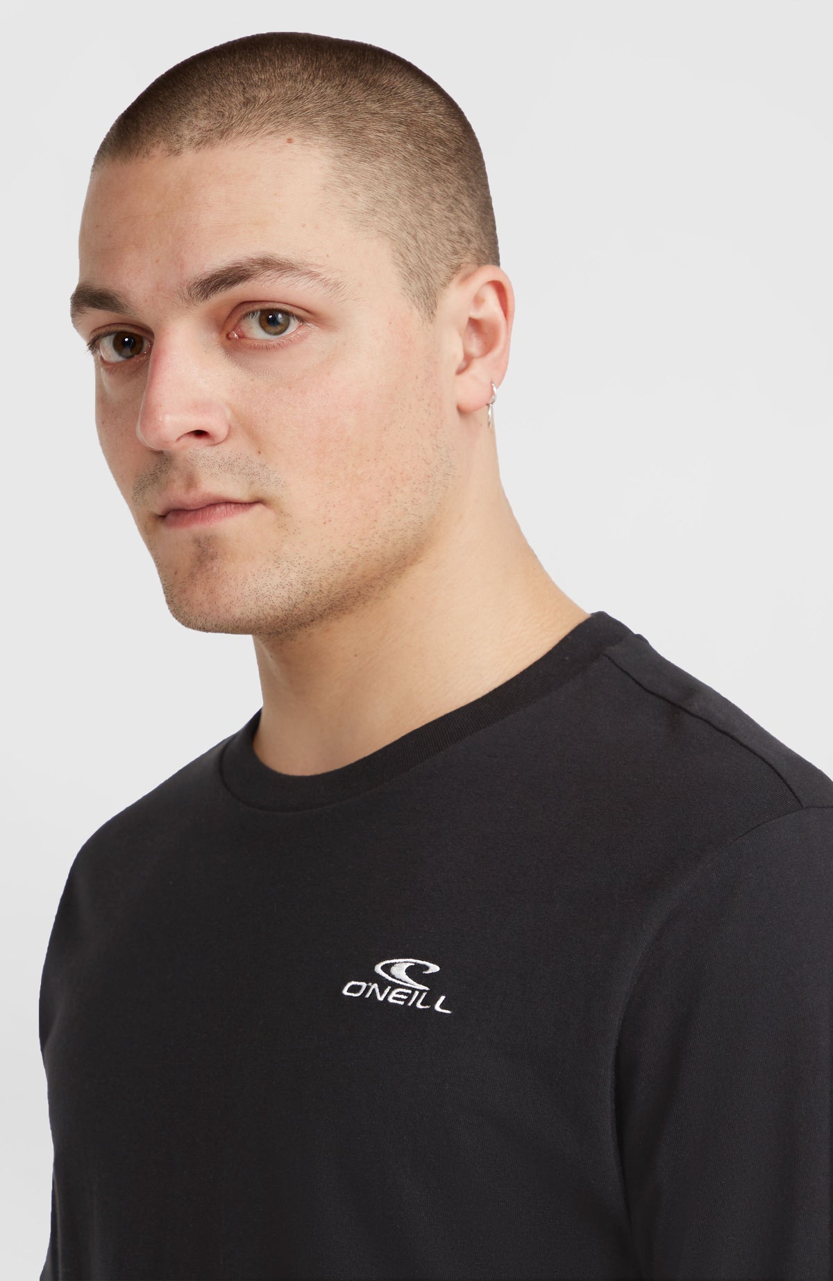 Small Logo T-Shirt für Herren, schwarz, Nahaufnahme von Rundhalsausschnitt und weißem Logo-Print am Model