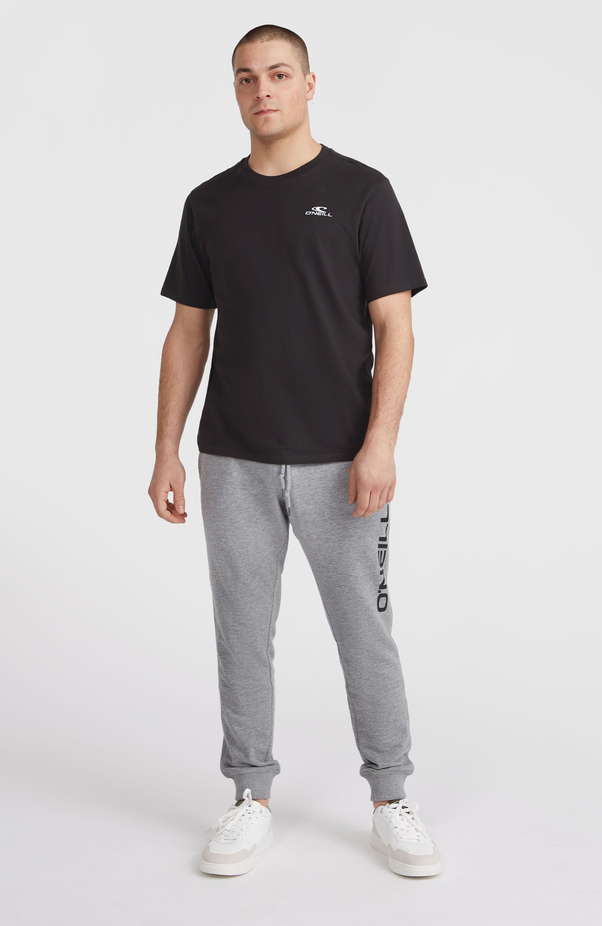Small Logo T-Shirt für Herren, schwarz mit Logo-Print in Weiß, Ganzkörperansicht am Model