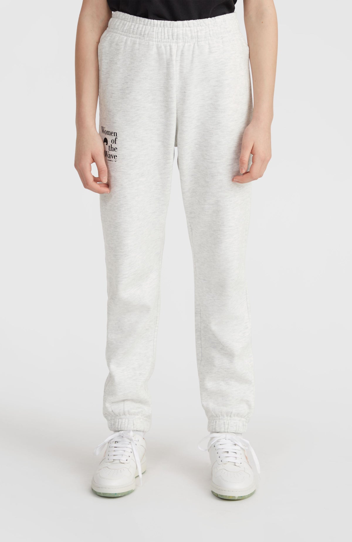 O'Neill Women of the Wave Jogginghose für Mädchen, weiß mit Logo-Print in Schwarz, Vorderansicht am Model