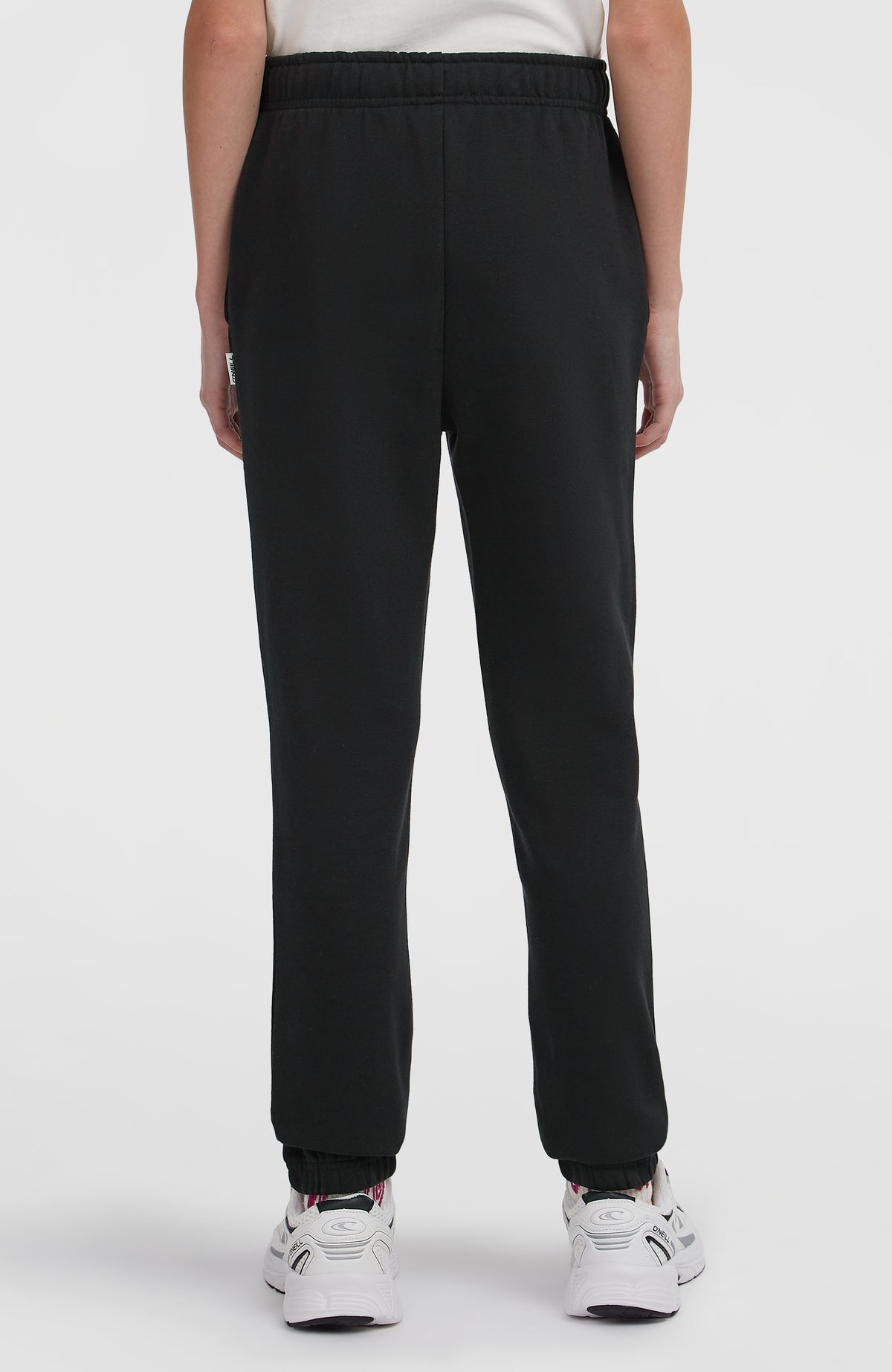 Women of the Wave Jogginghose für Mädchen, schwarz, Rückansicht getragen am Model mit elastischem Bund
