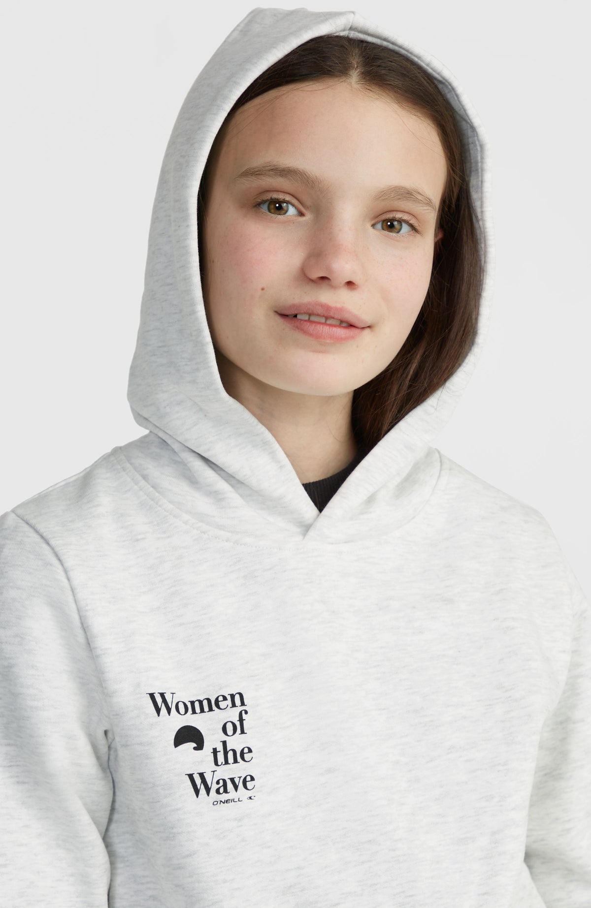 Women of the Wave Hoodie für Mädchen, weiß mit Logo-Print in Schwarz, Nahaufnahme mit aufgesetzter Kapuze