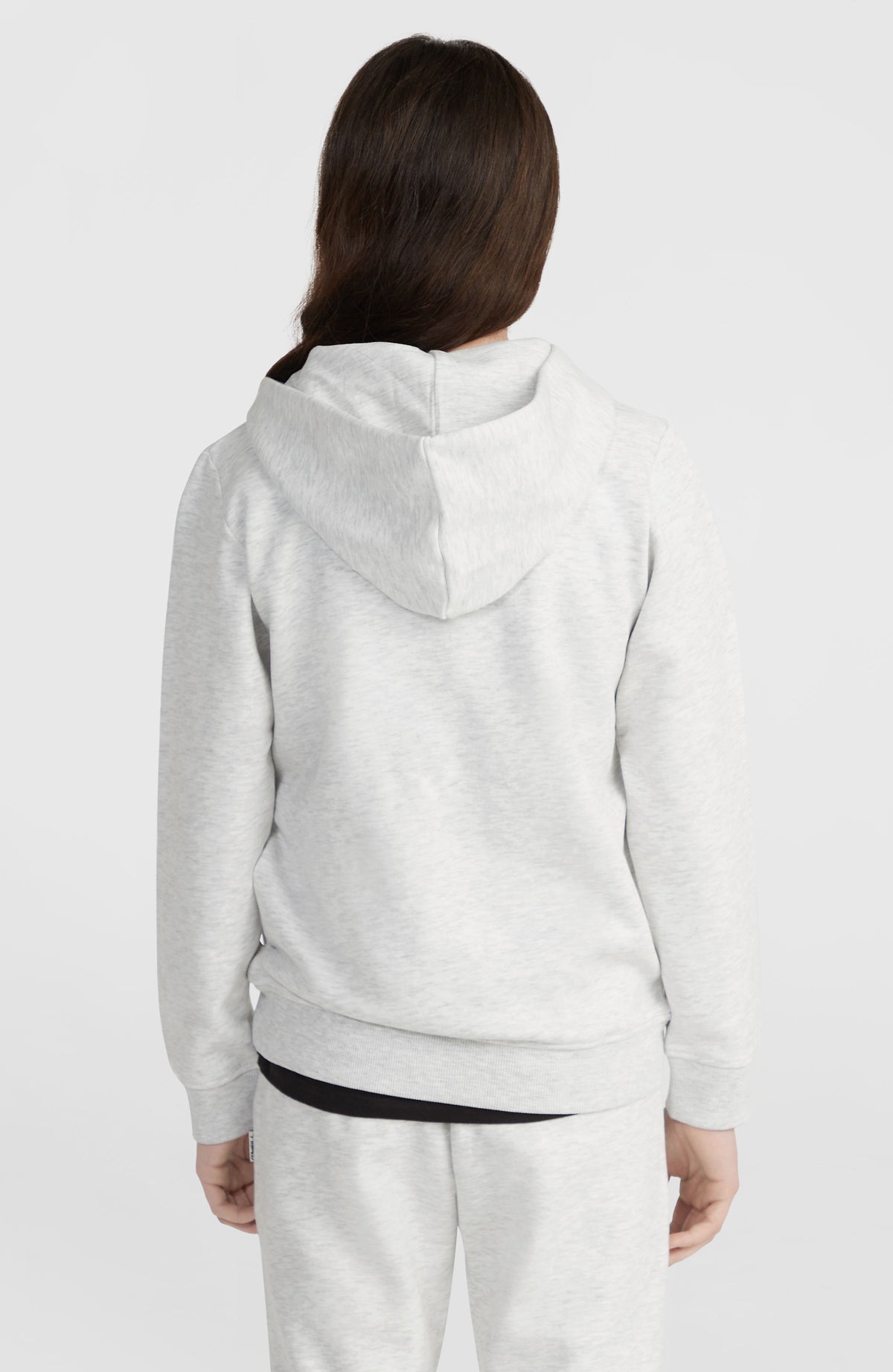 Women of the Wave Hoodie für Mädchen, weiß mit Logo-Print in Schwarz, Rückansicht am Model mit herabhängender Kapuze