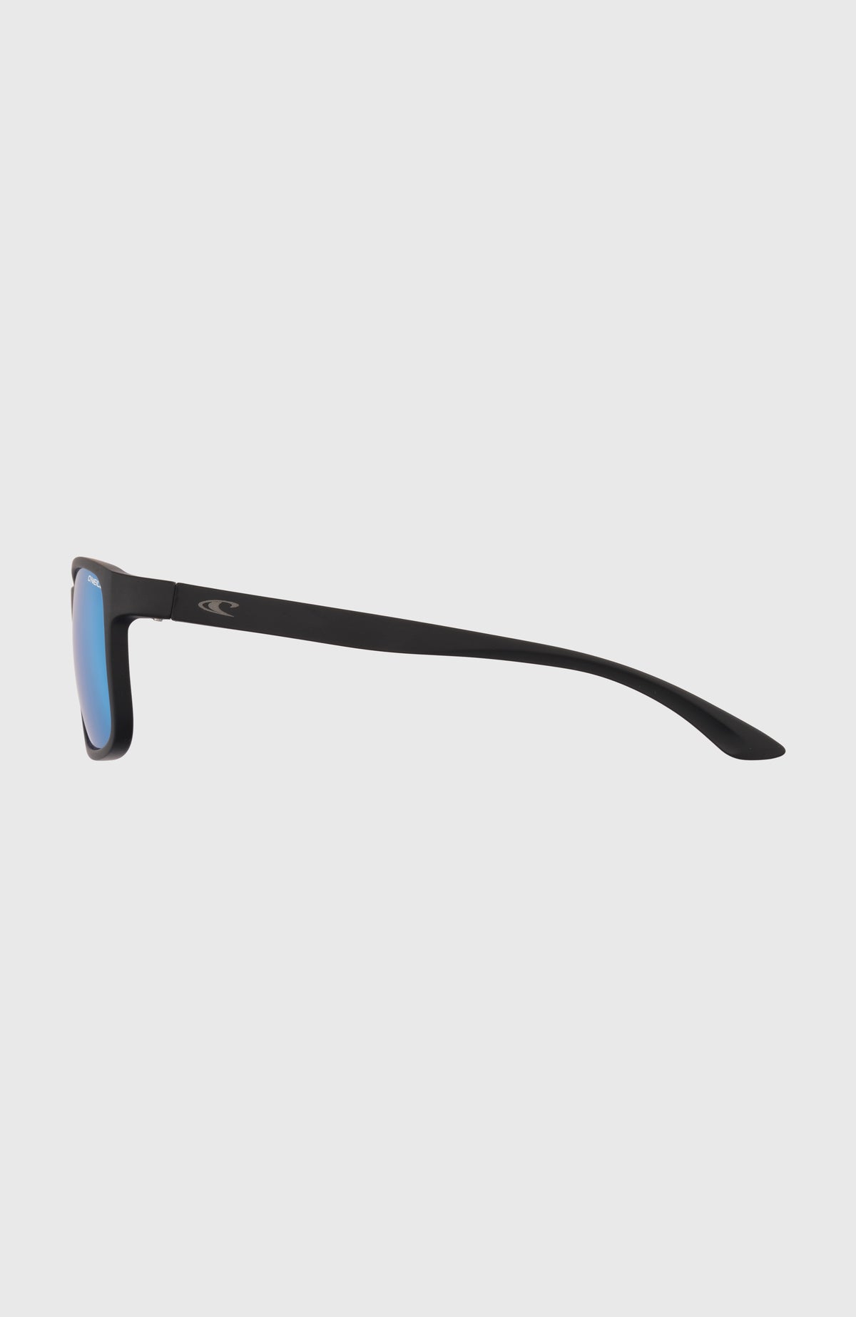9058 Sonnenbrille für Damen, schwarz, freigestellt von der Seite, Logo-Emblem am Bügel
