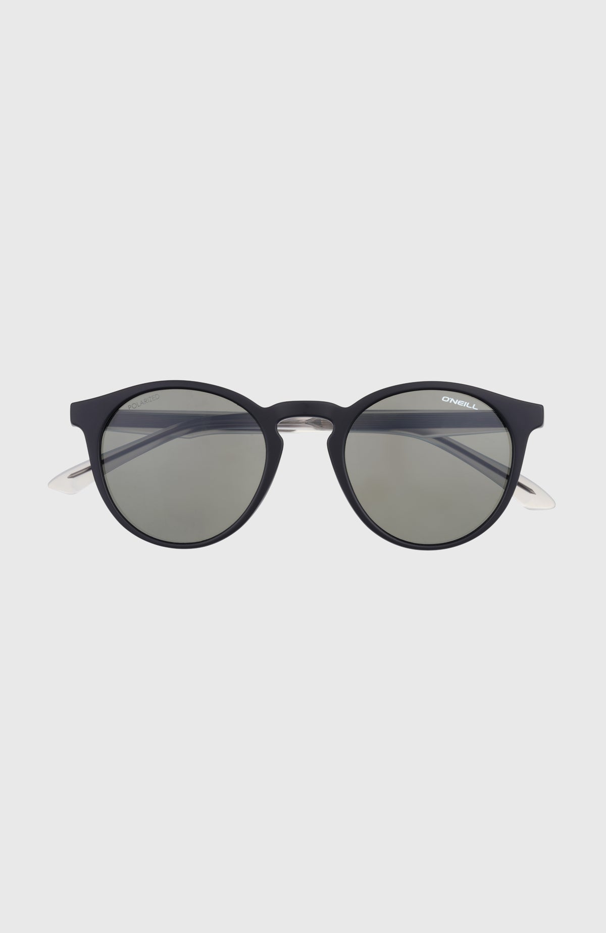 O'Neill ShoreBreak Schwarz Sonnenbrille für Herren, schwarz, freigestellt in Frontansicht mit Logo auf dem Glas