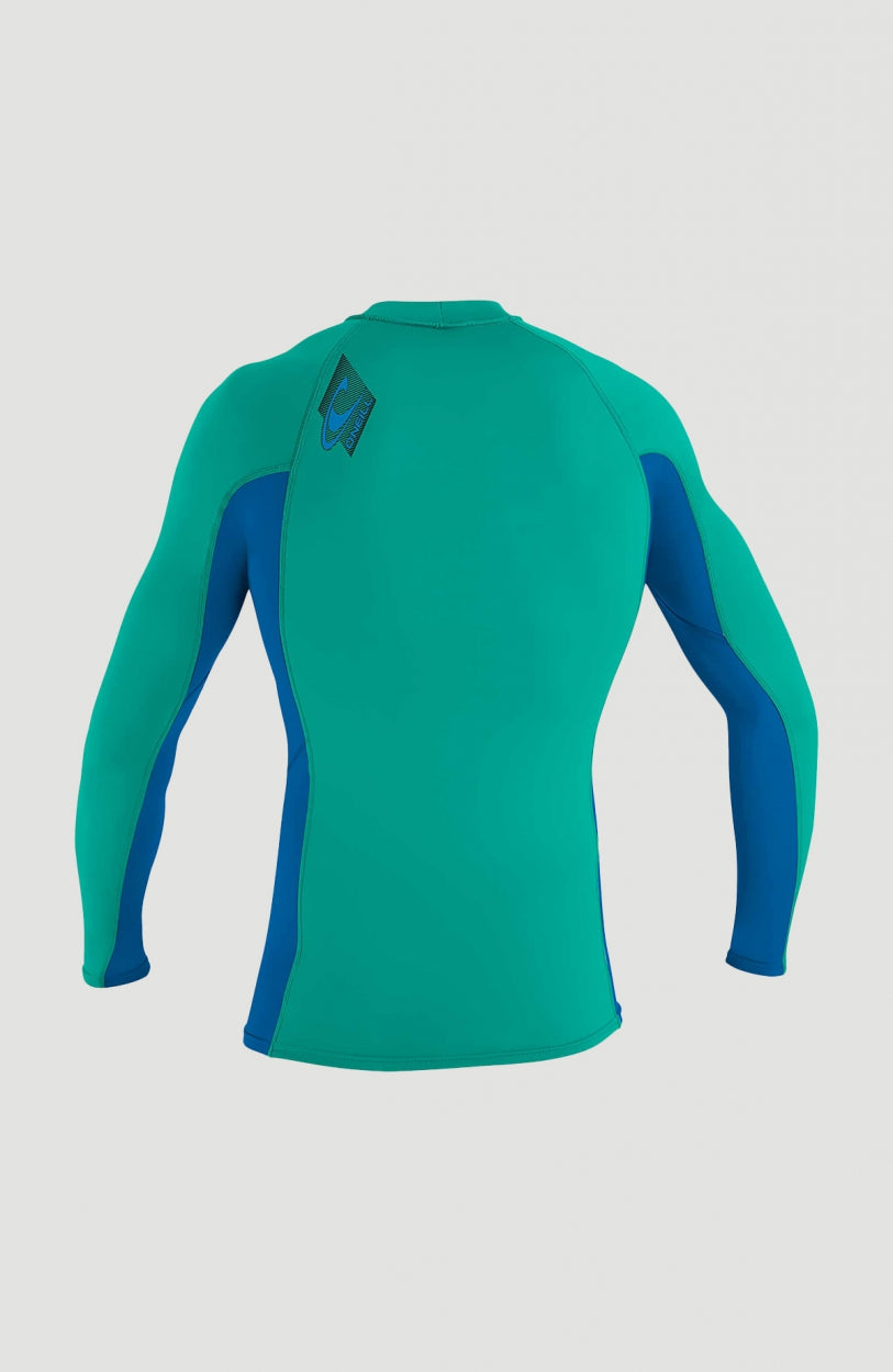 Skins Long Sleeve Crew Schwimmshirt für Jungen, grün, freigestellt von hinten mit Logo-Print an der Rückseite