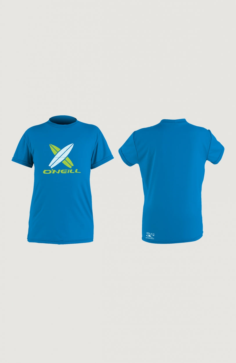 Blaues Skins Short Sleeve Rash Tee Schwimmshirt für Jungen mit Logo-Print, Vorder- und Rückansicht nebeneinander