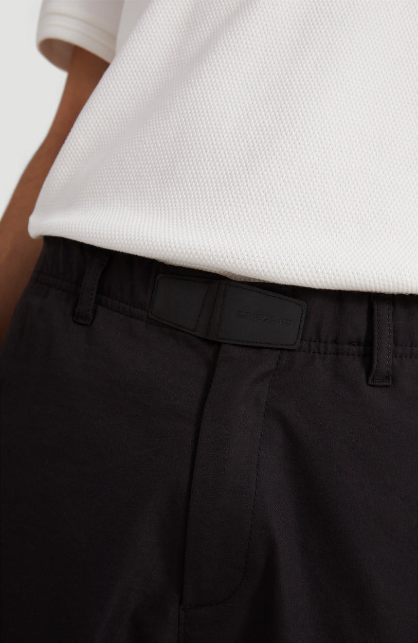 Nahaufnahme des unteren Saums am weißen Hybrid Waffle Ringer T-Shirt für Herren, getragen am Model